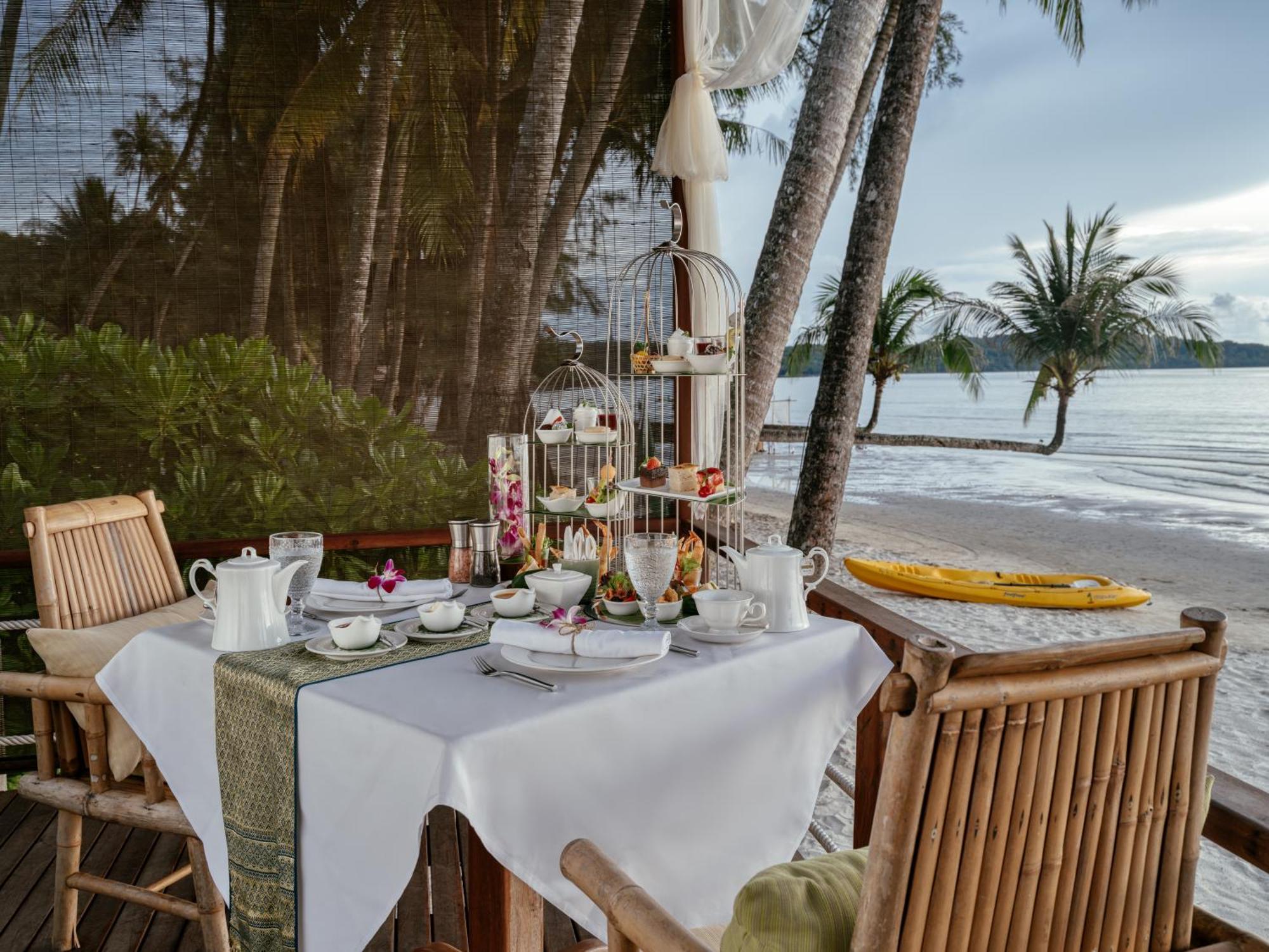 Beachfront Suite Pool Villa