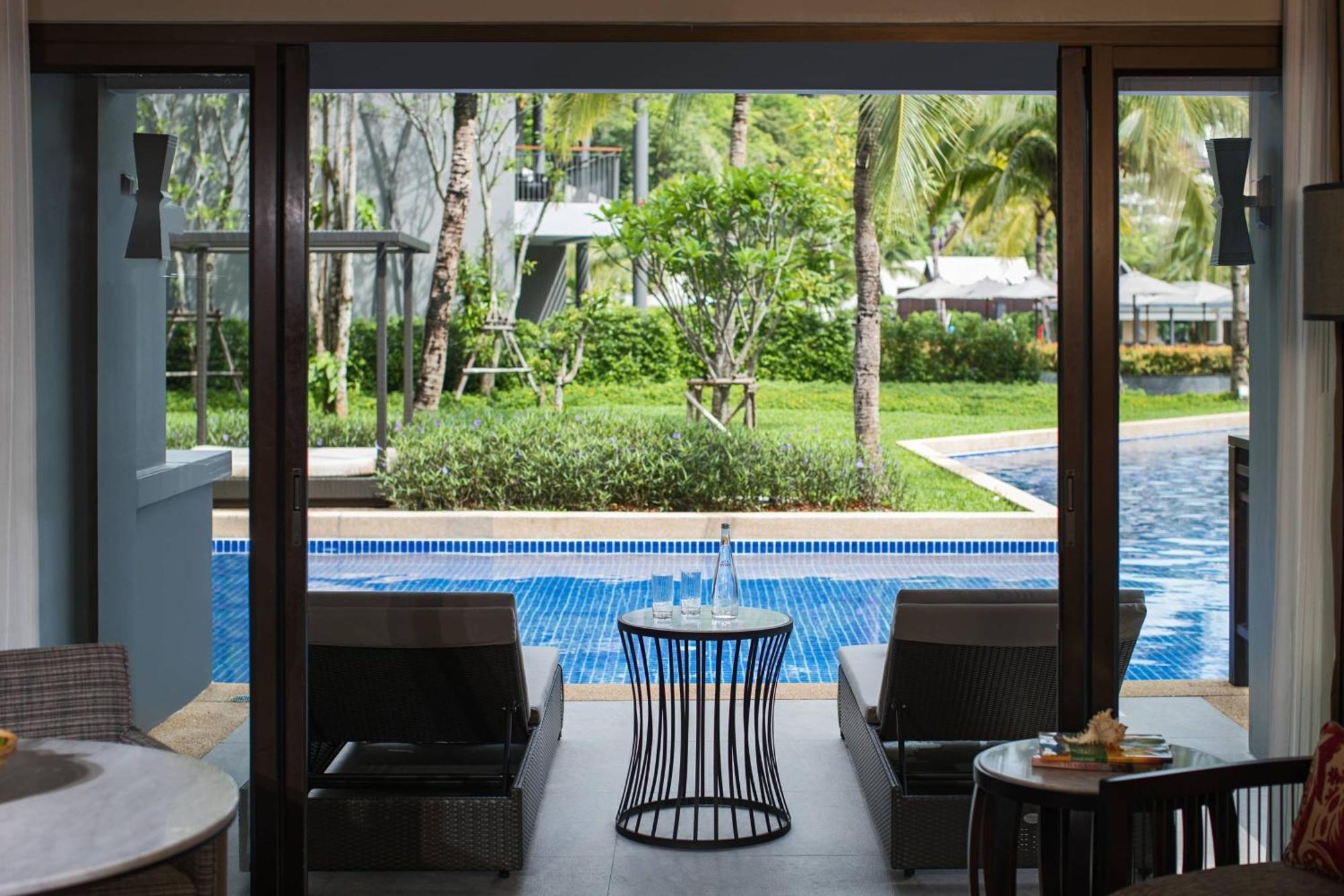 Premium Pool Access Guest room 1 King