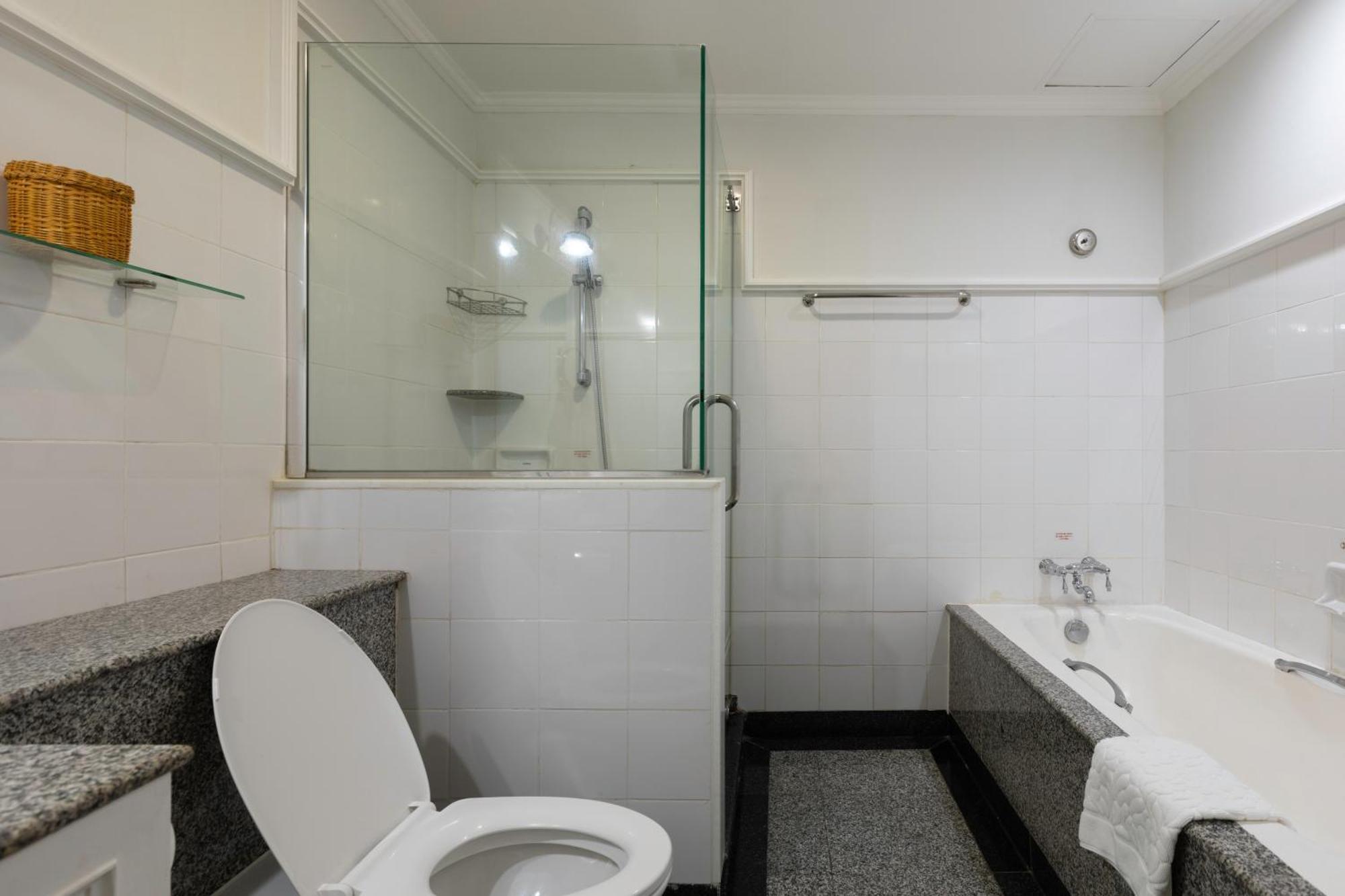 One Bedroom Suite Lounge Access