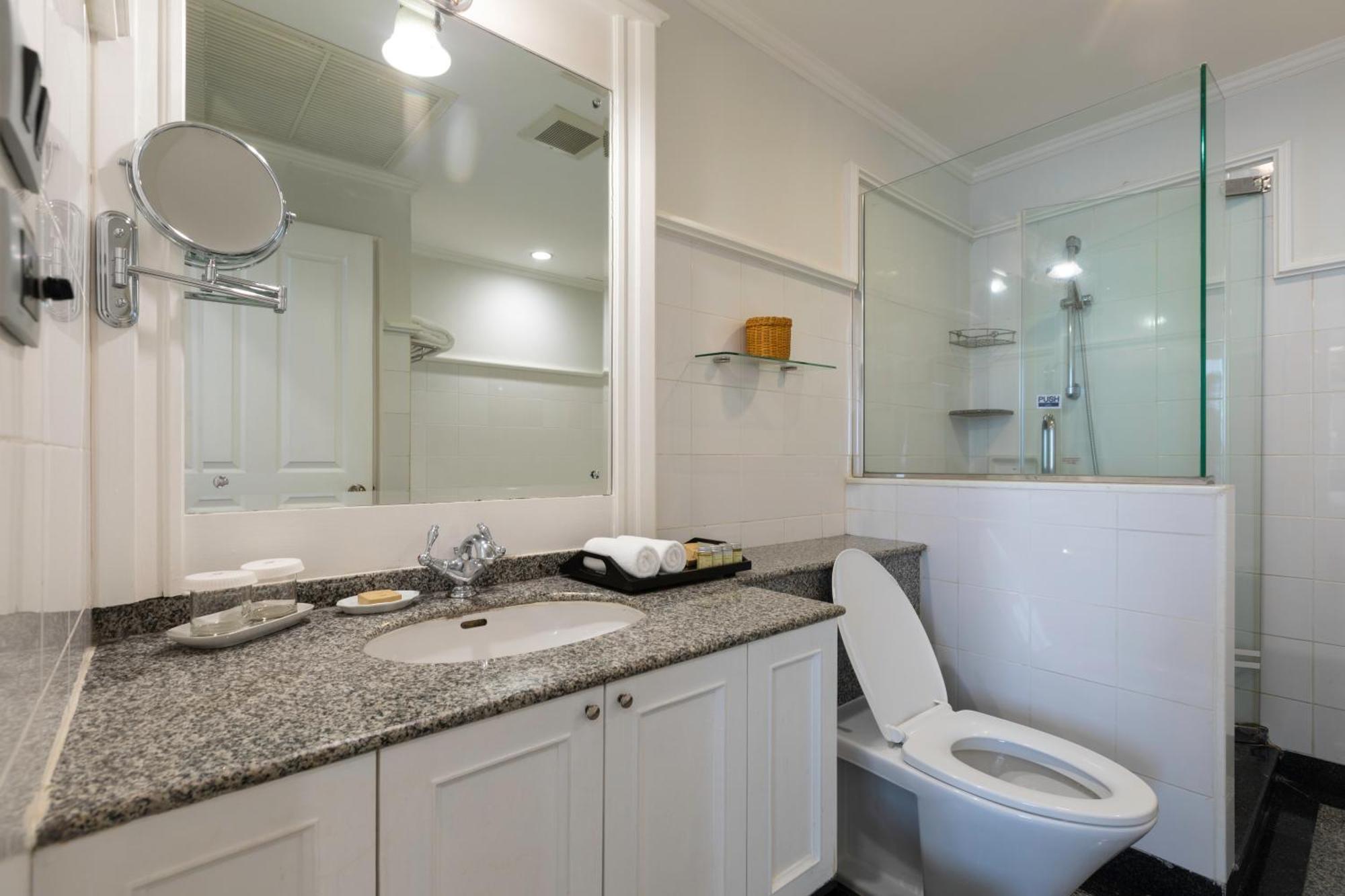 One Bedroom Suite Lounge Access