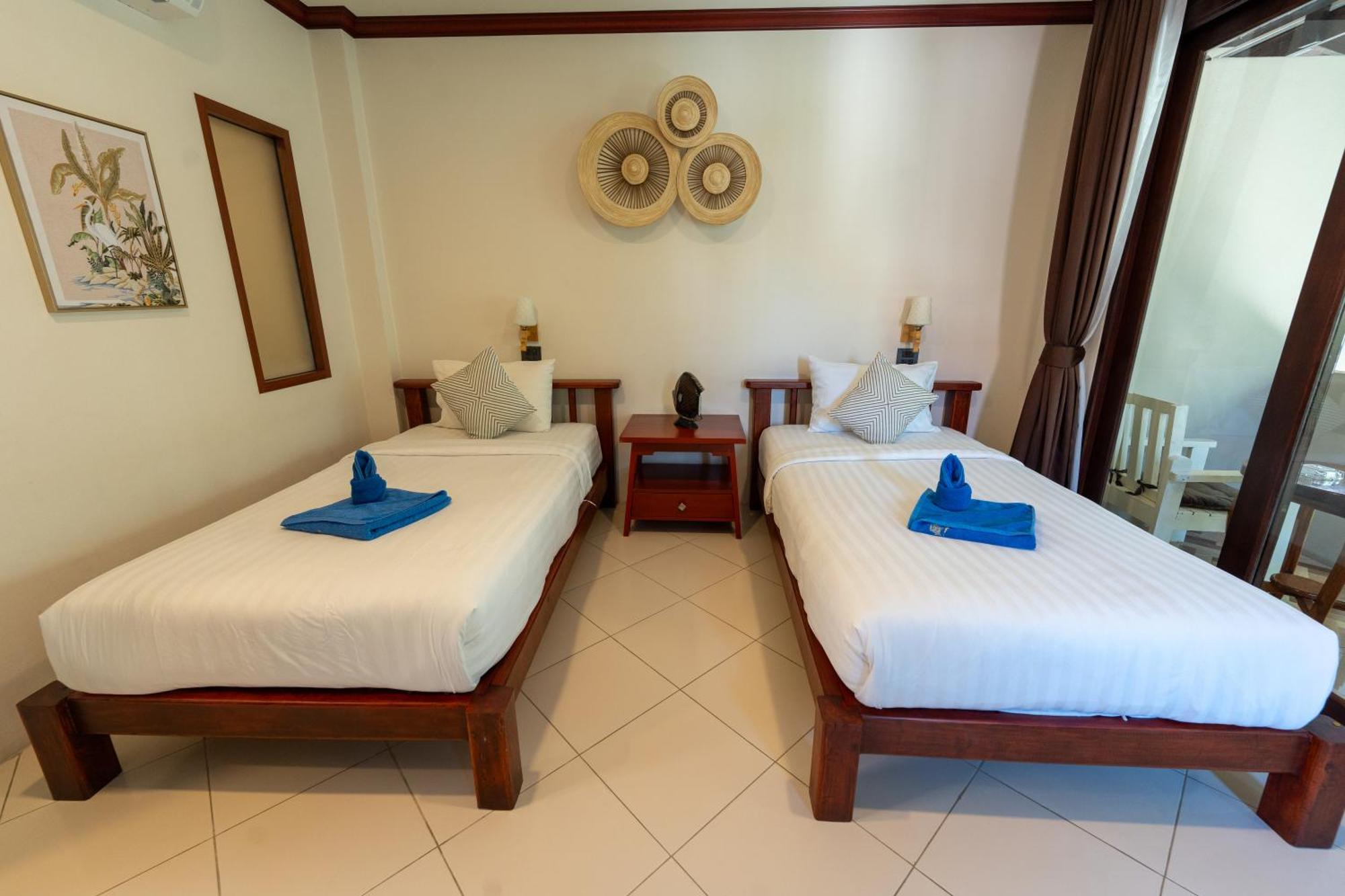 Premium Twin Room Street Side Building