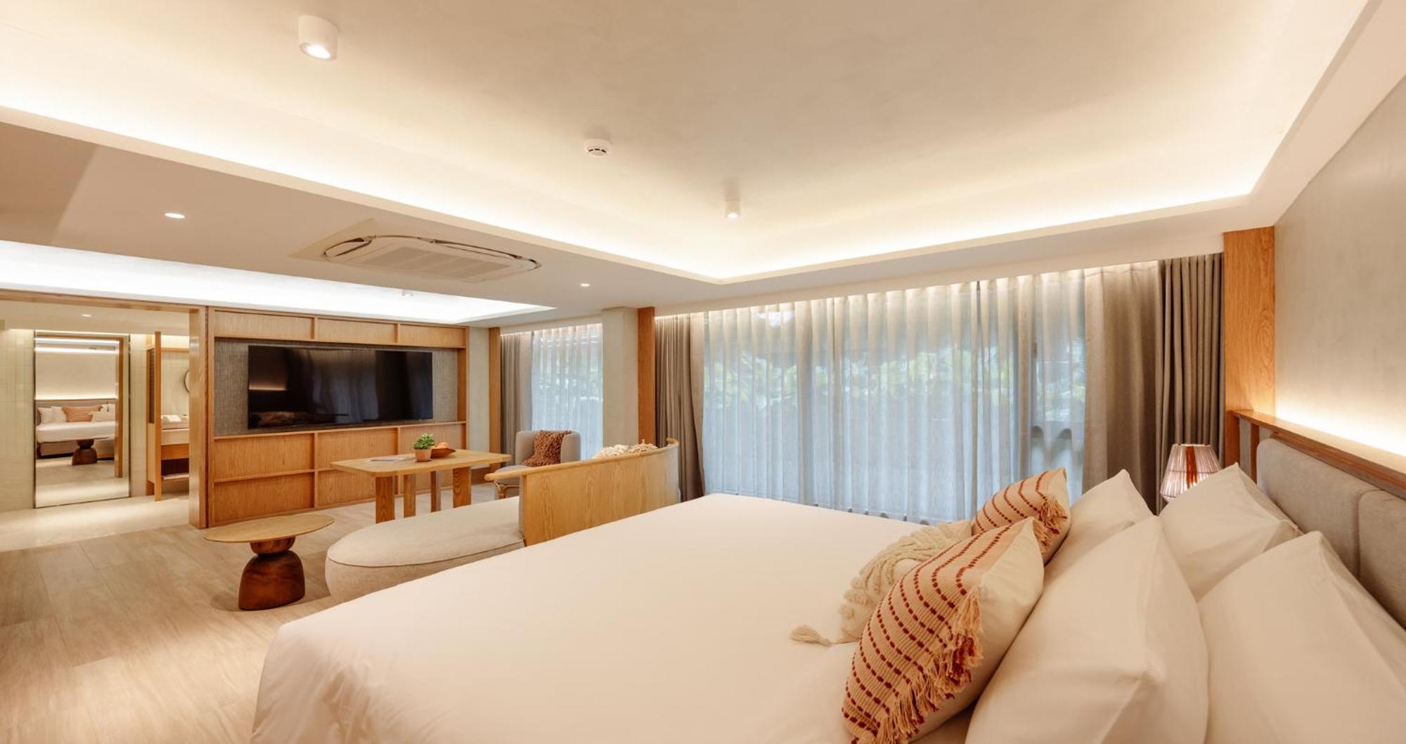 Premier Plus King with Bathtub