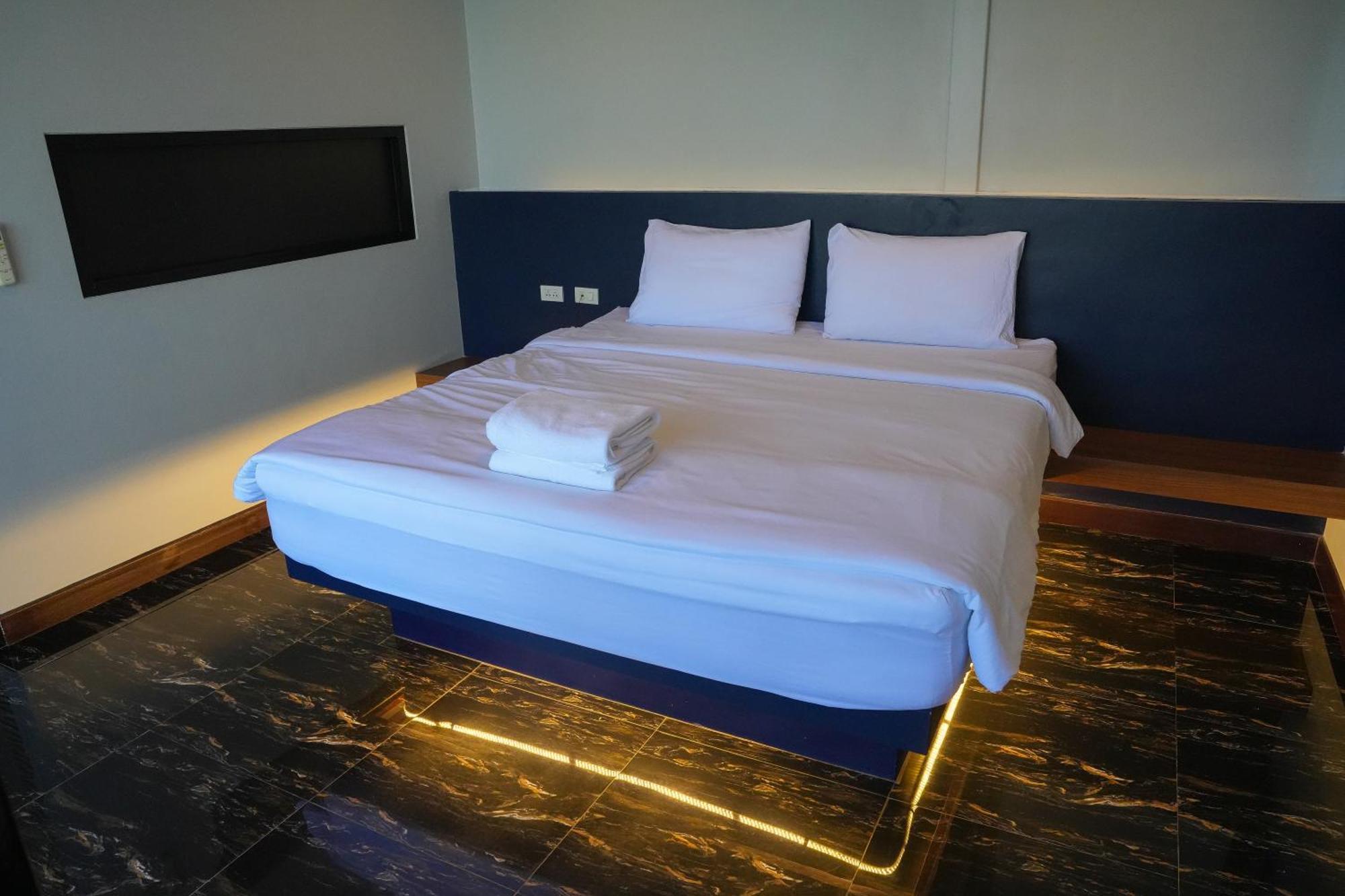 Deluxe King Suite