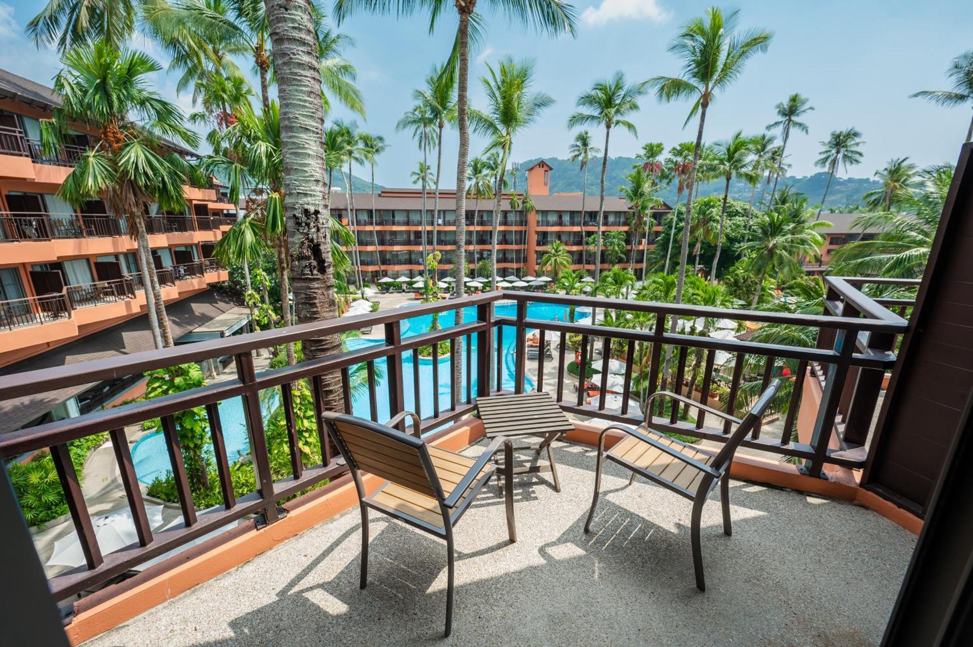 Premier Guest Room 1 King Pool View