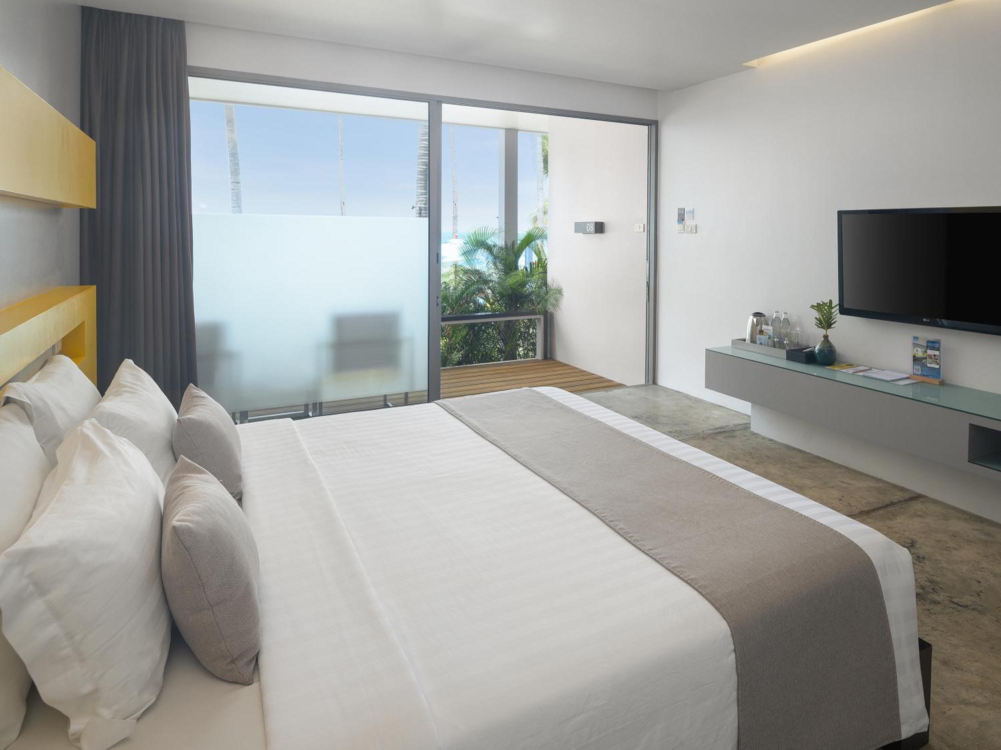 Deluxe Pool View with Terrace