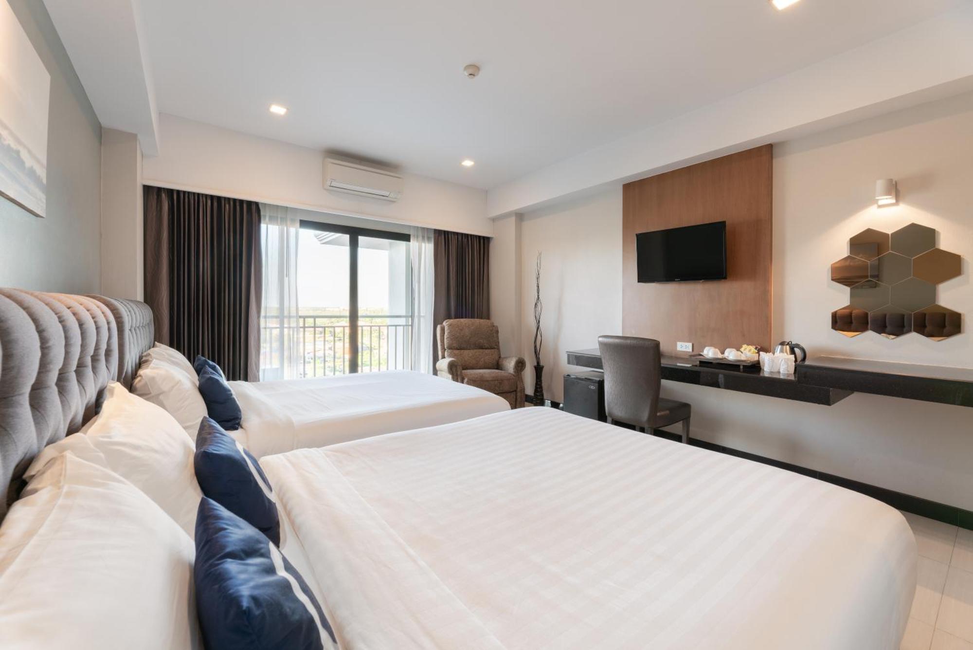 Family Room Balcony Airport Shuttle