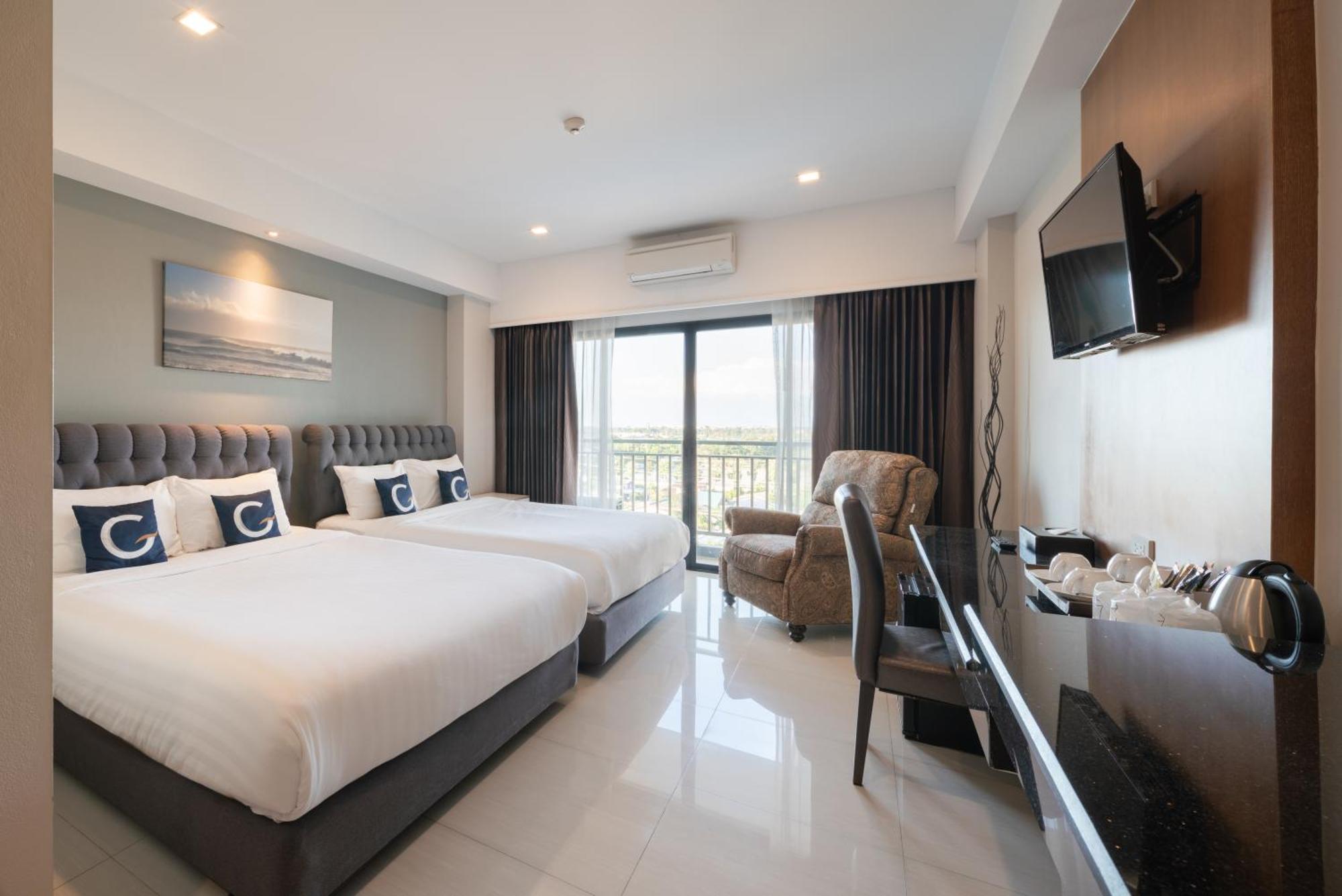 Family Room Balcony Airport Shuttle