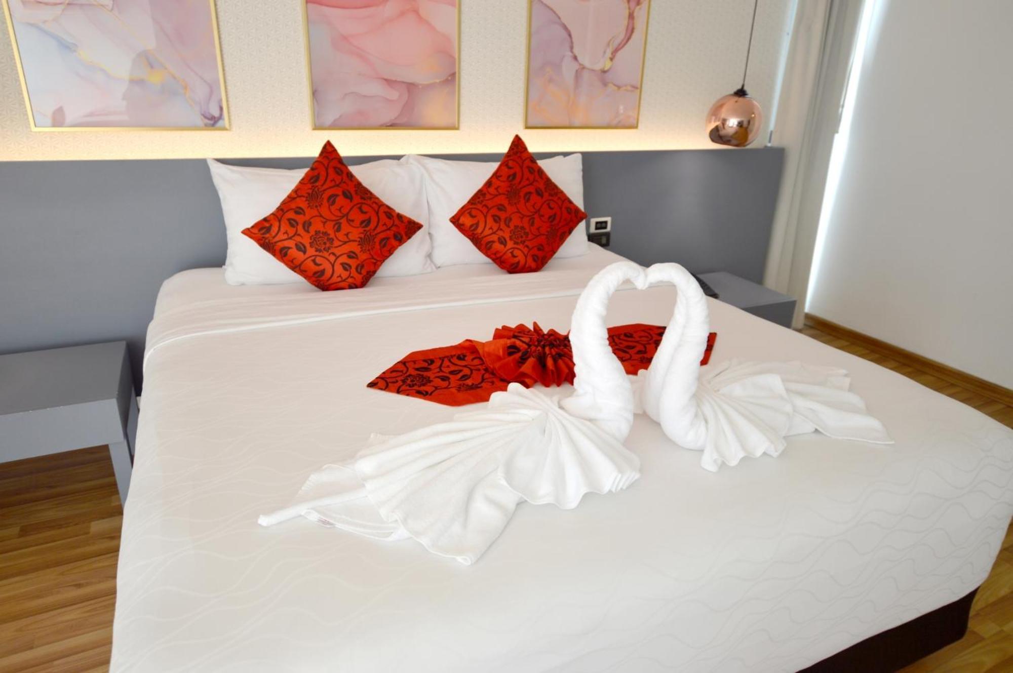 Premier Deluxe Double or Twin Room Sky Train View
