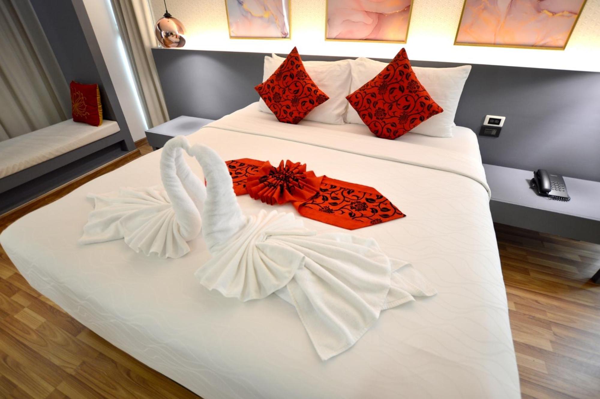 Premier Deluxe Double or Twin Room Sky Train View