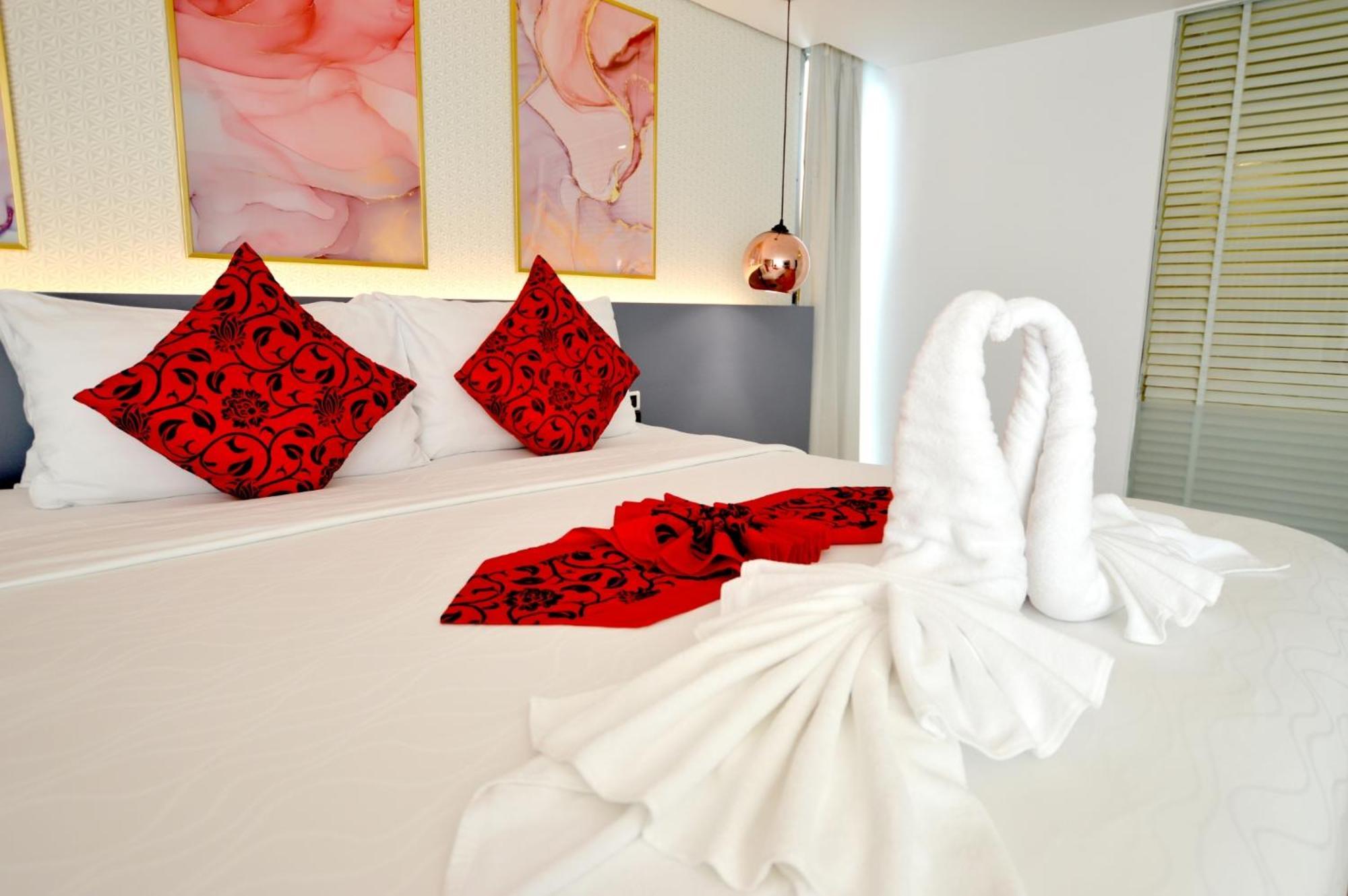 Premier Deluxe Double or Twin Room Sky Train View