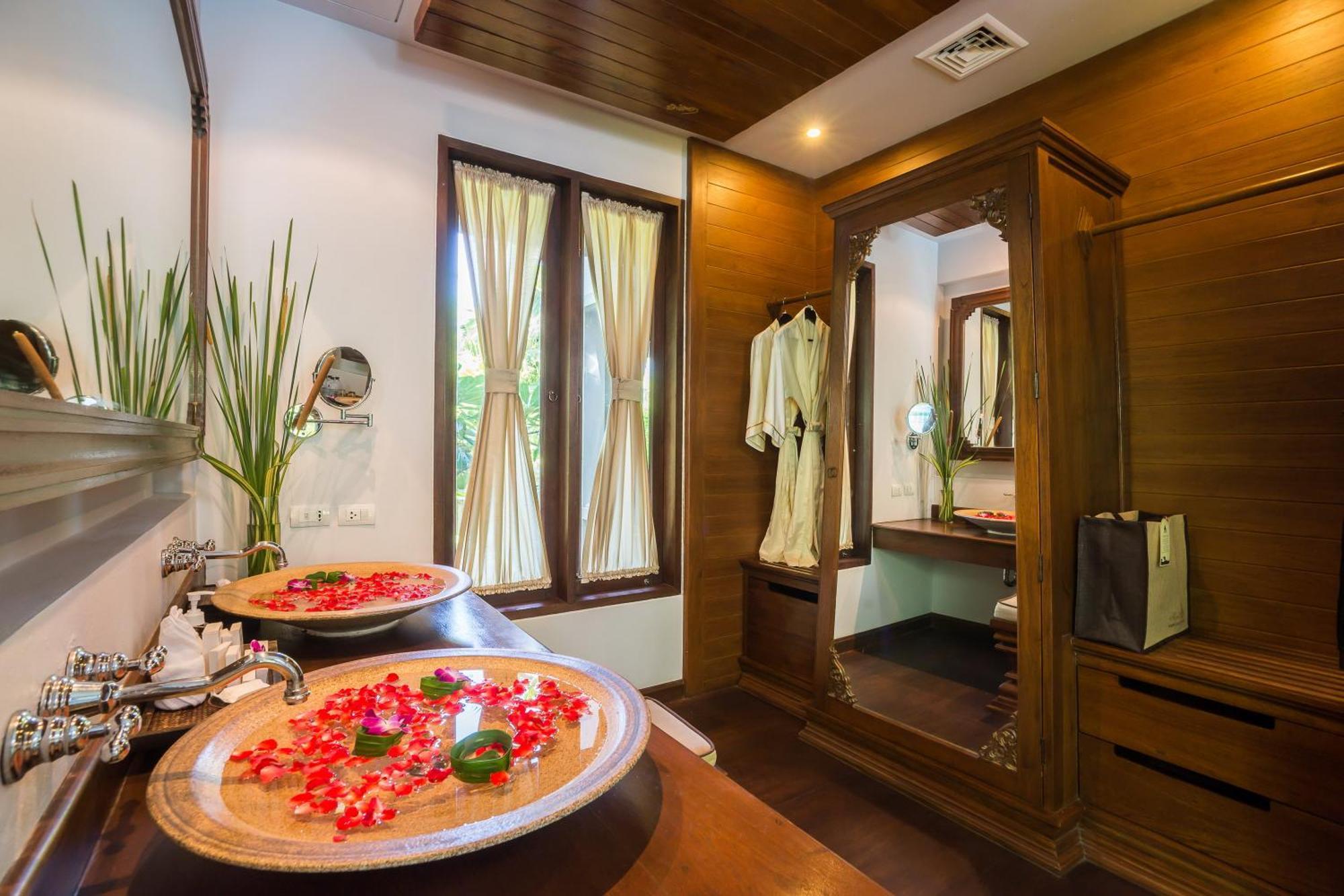 One-Bedroom Family Pool Suite