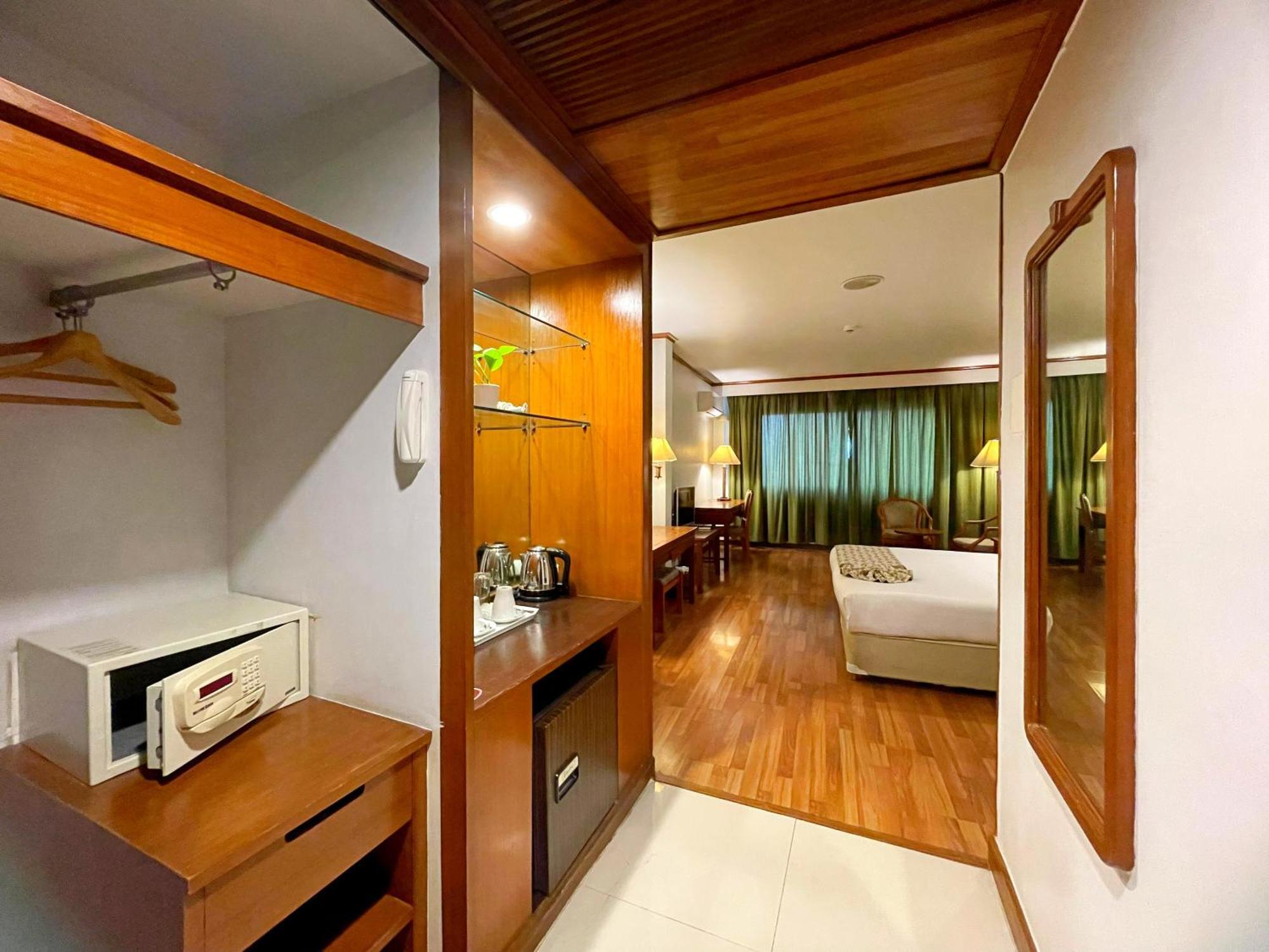 Deluxe King Room
