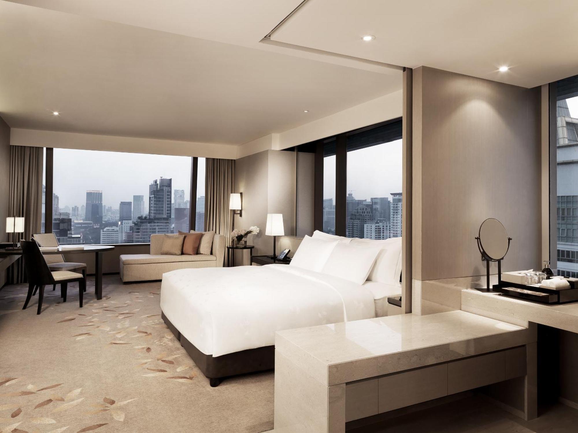 Deluxe Corner King room panoramic view