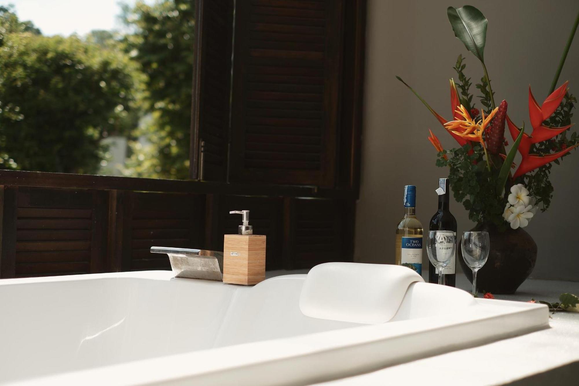 Forest Suite Spa Bath