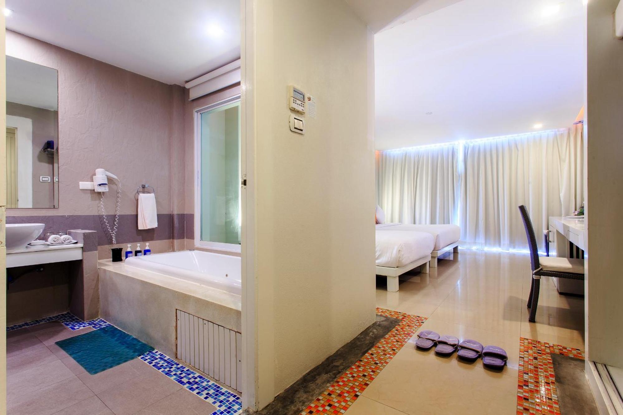 Deluxe Double or Twin Room Pool Access