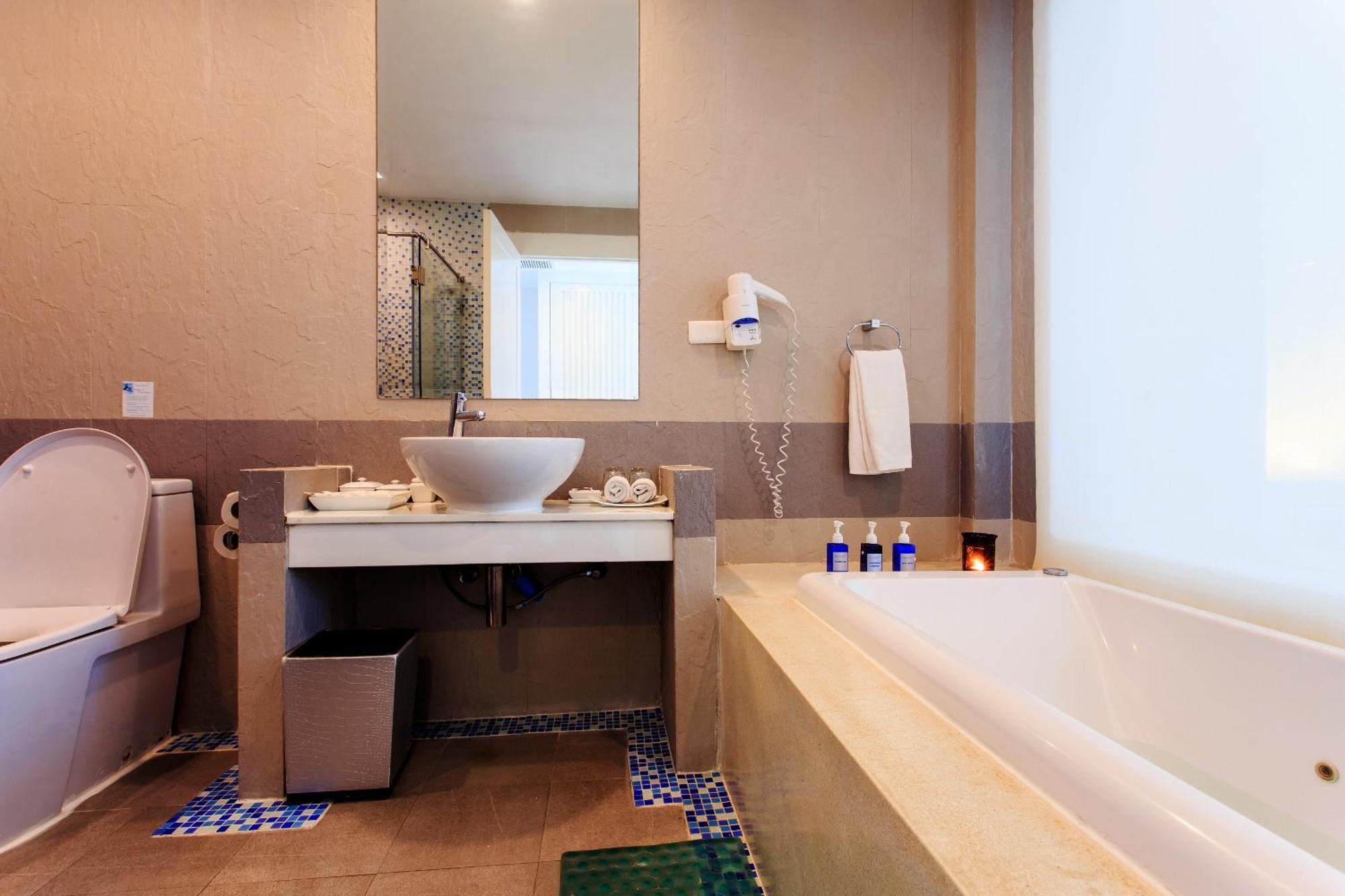 Deluxe Double or Twin Room Pool Access