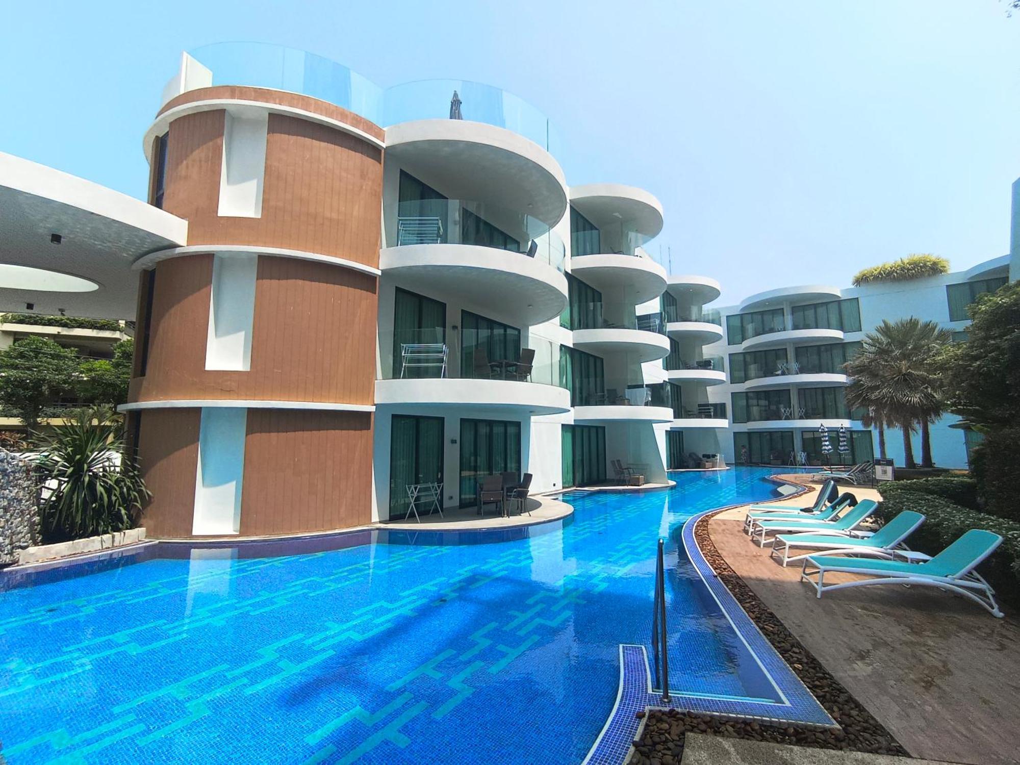 Deluxe Pool Access