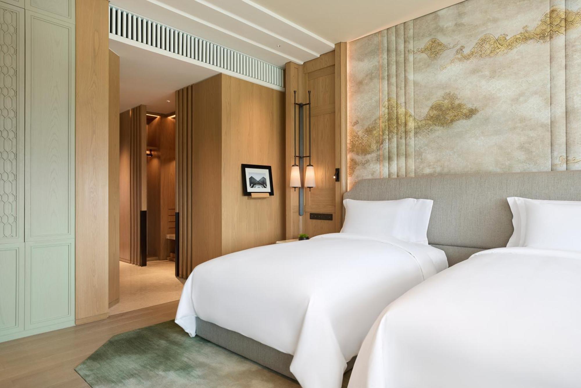 Deluxe Corner Room Twin Beds
