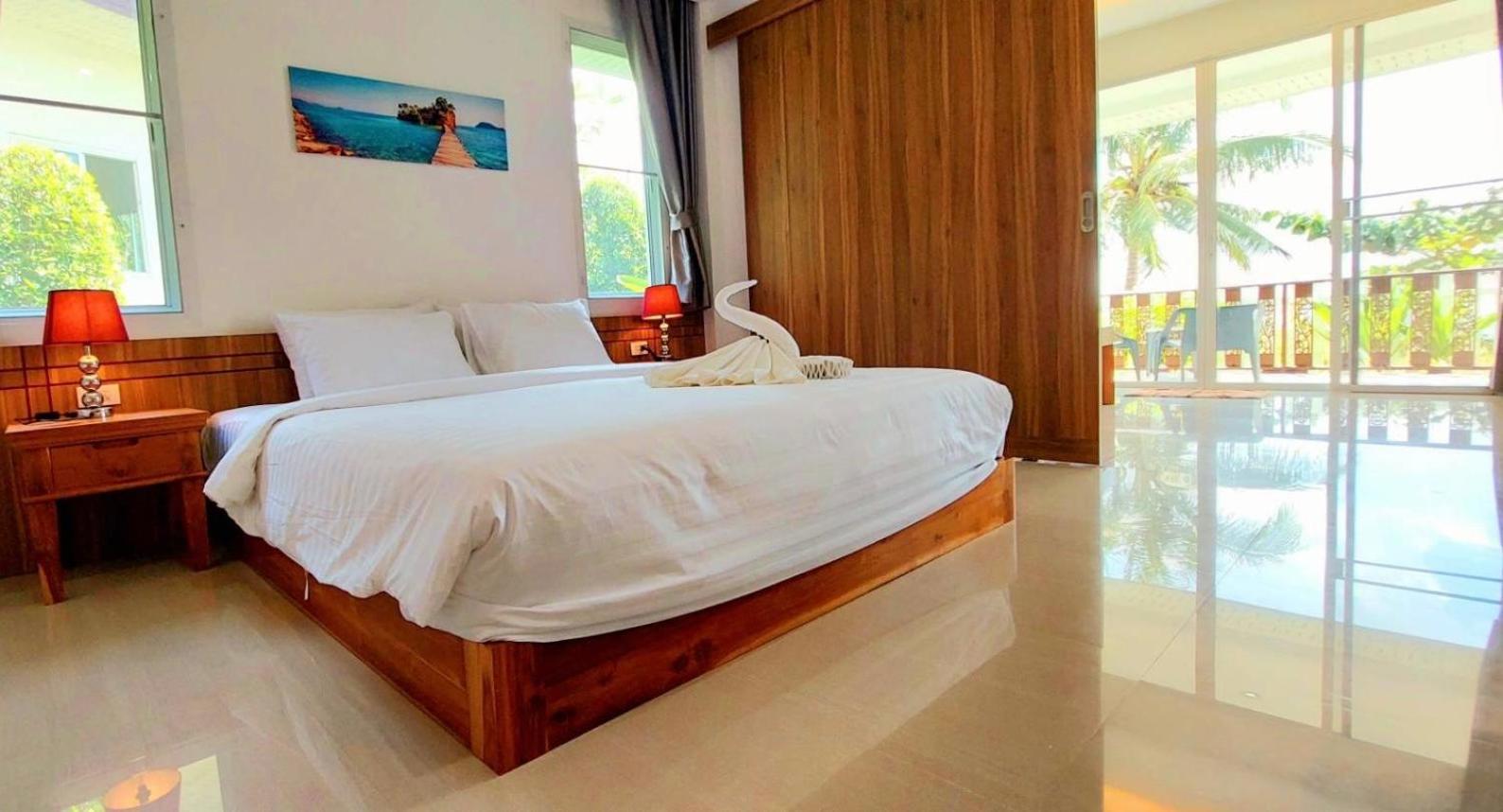 Deluxe Double Room Beachfront Poolside view