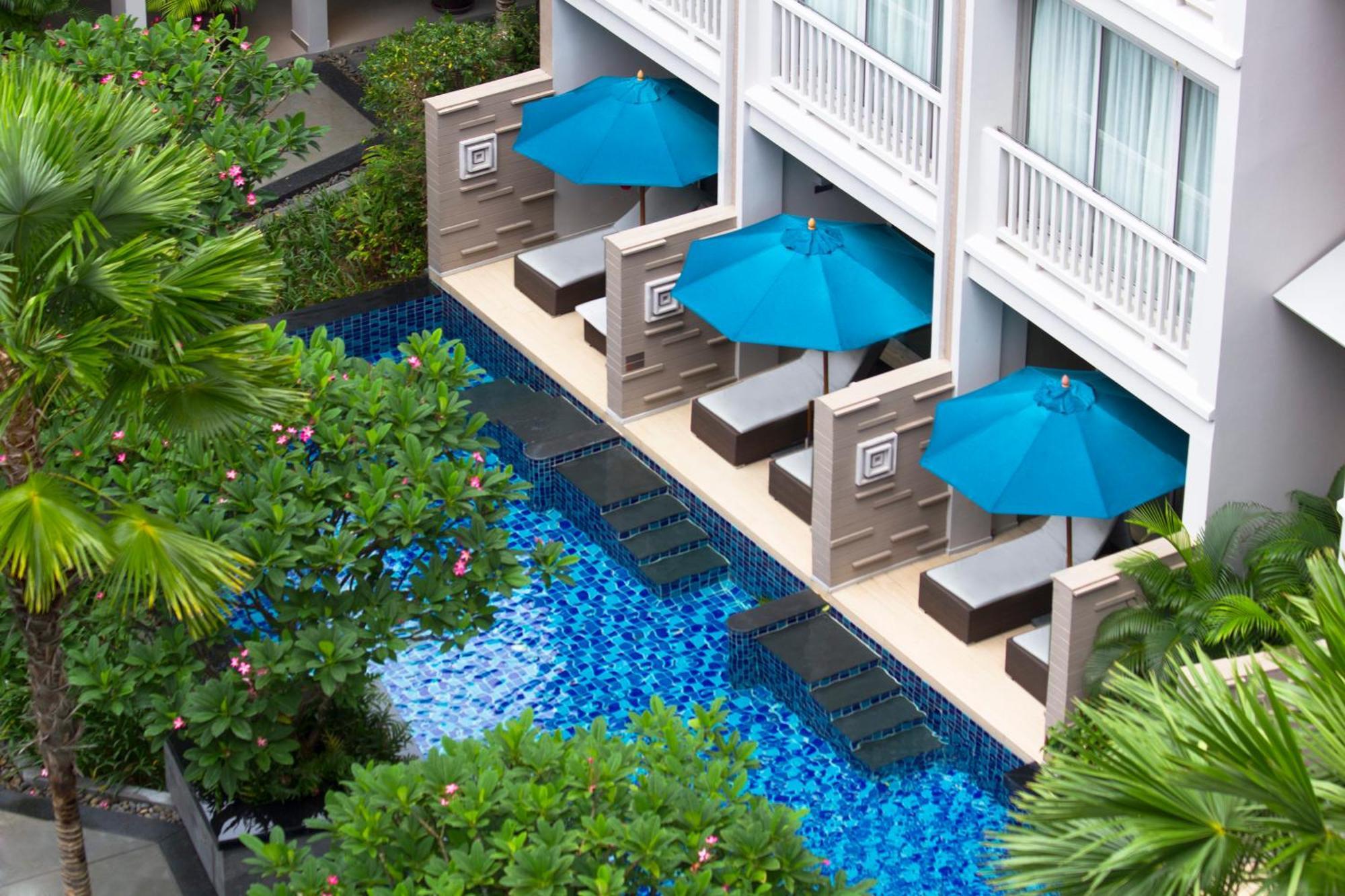 Deluxe King Room Pool Access