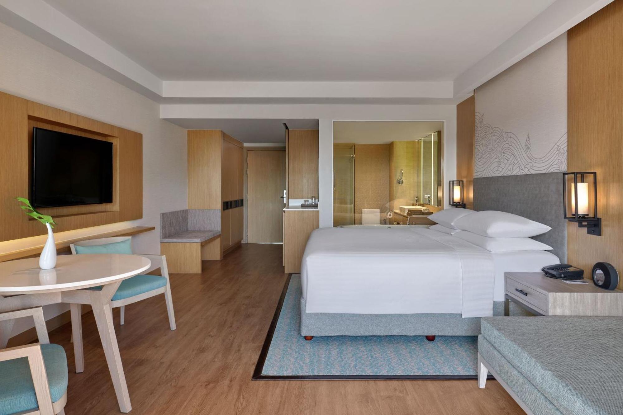 Larger Guest room 1 King Pool view