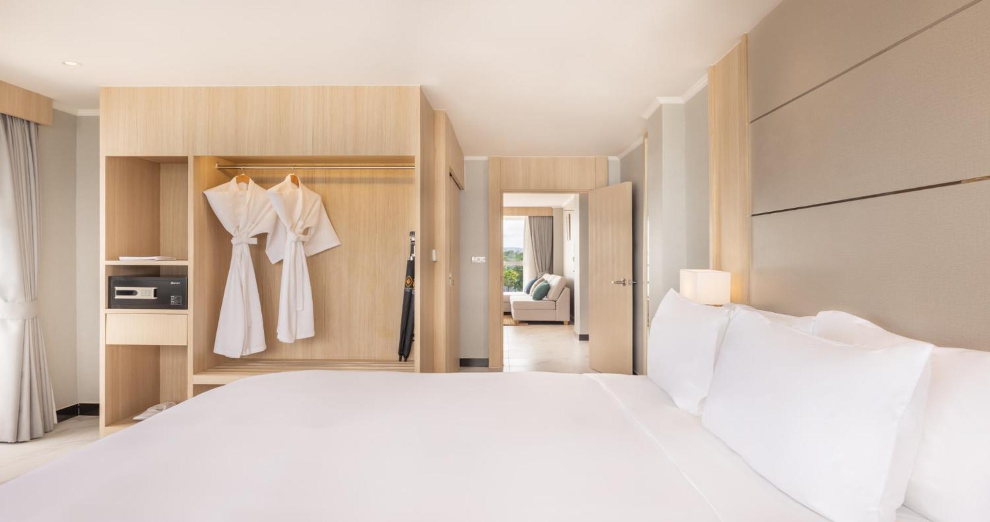 Ocean's Edge Luxury Suite