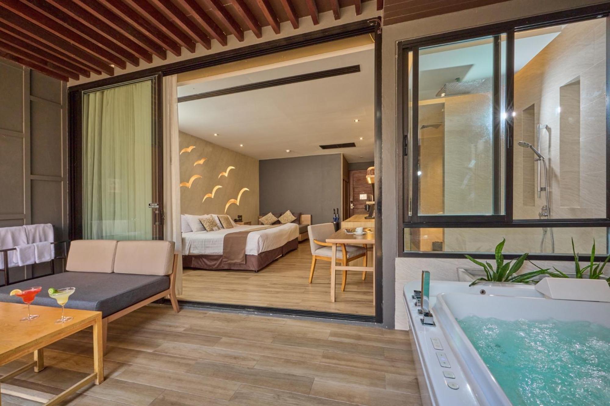Jacuzzi Suite Accessible by Stairs Only