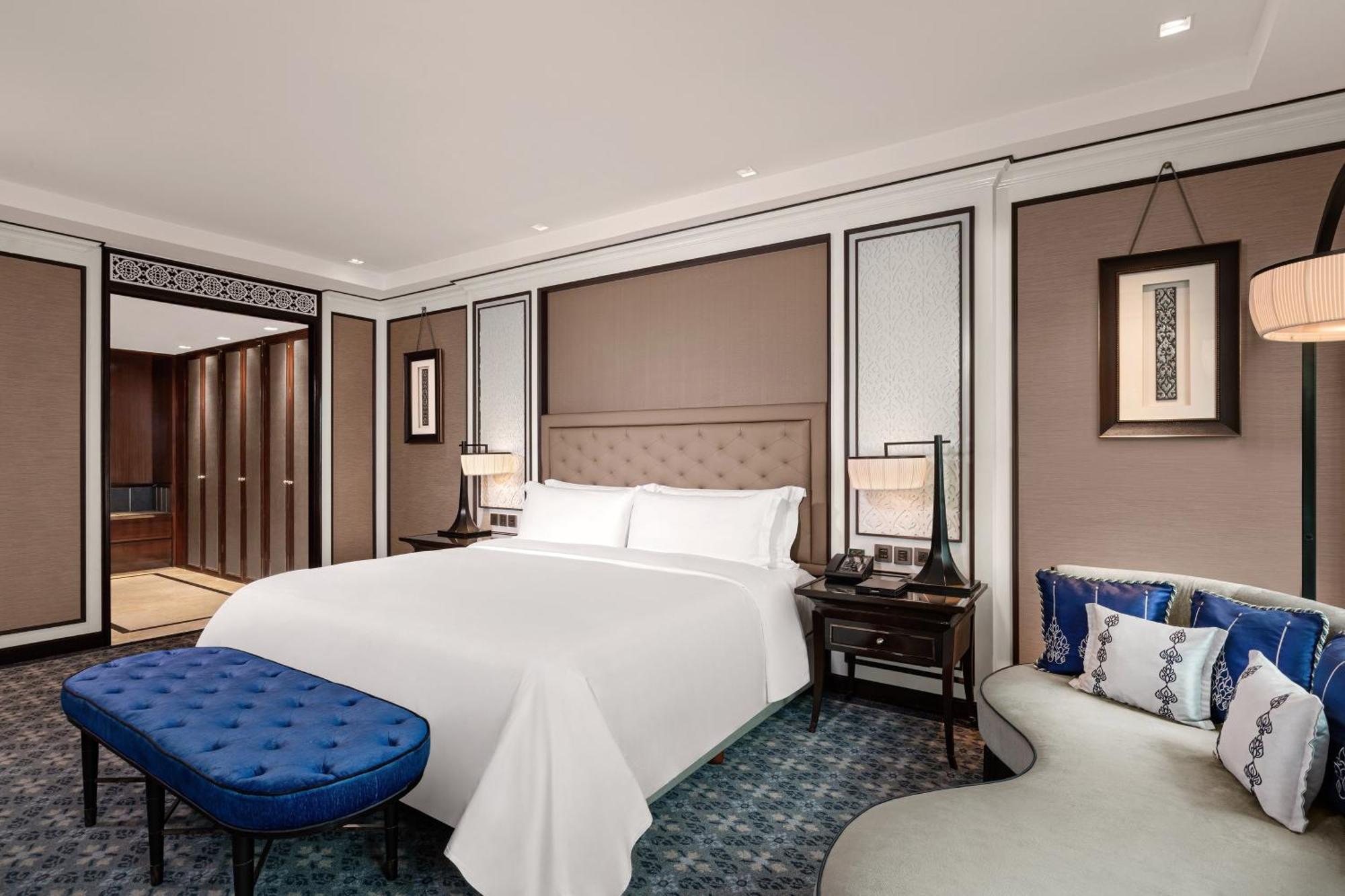 Royal Club Suite Club lounge access 1 King City view,1618829741:JPEG