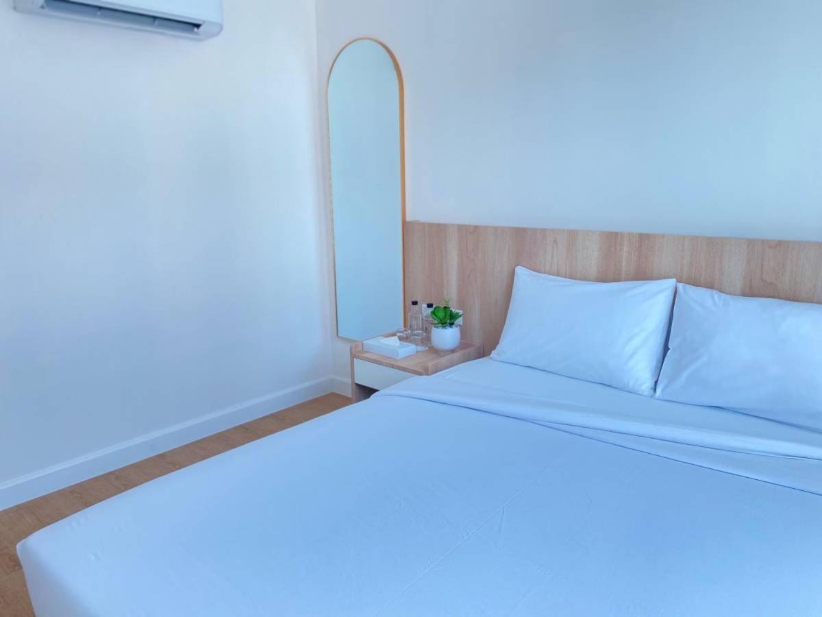 Room 6 hours only