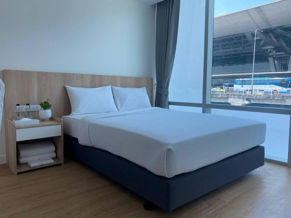 Room 6 hours only