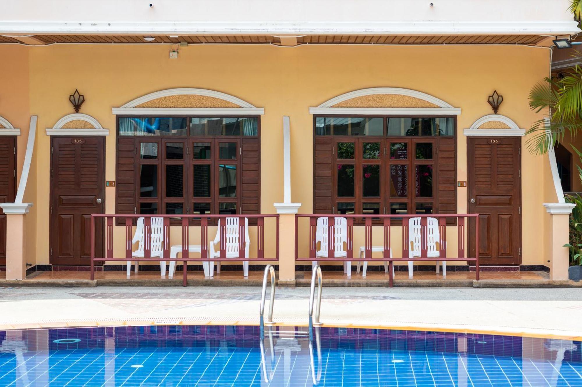 Deluxe Pool Access