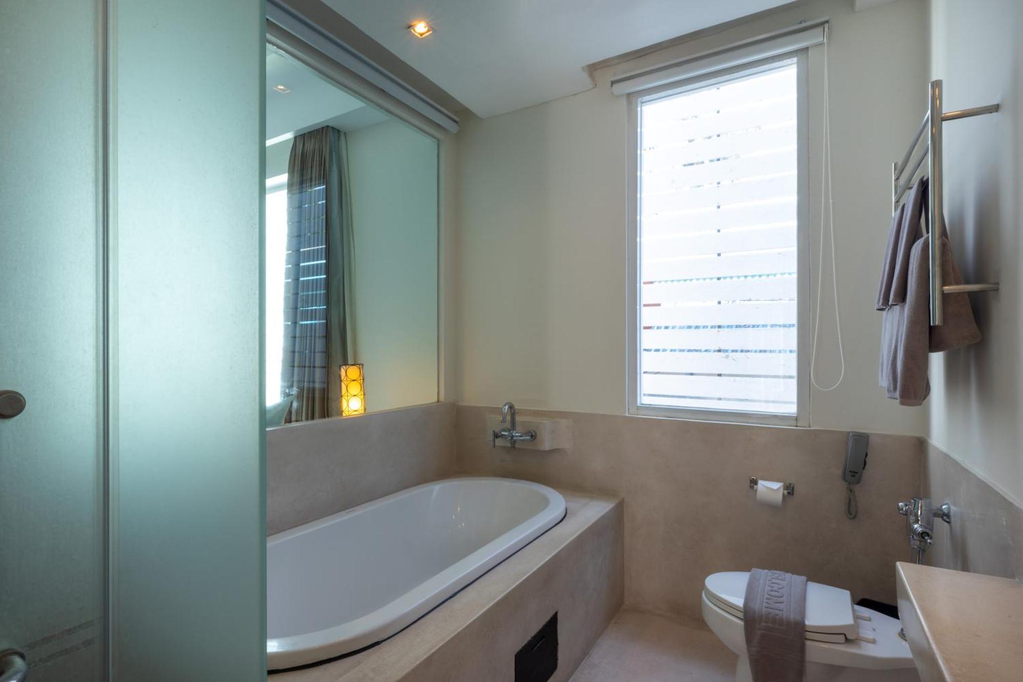 Pool Access Mini Suite