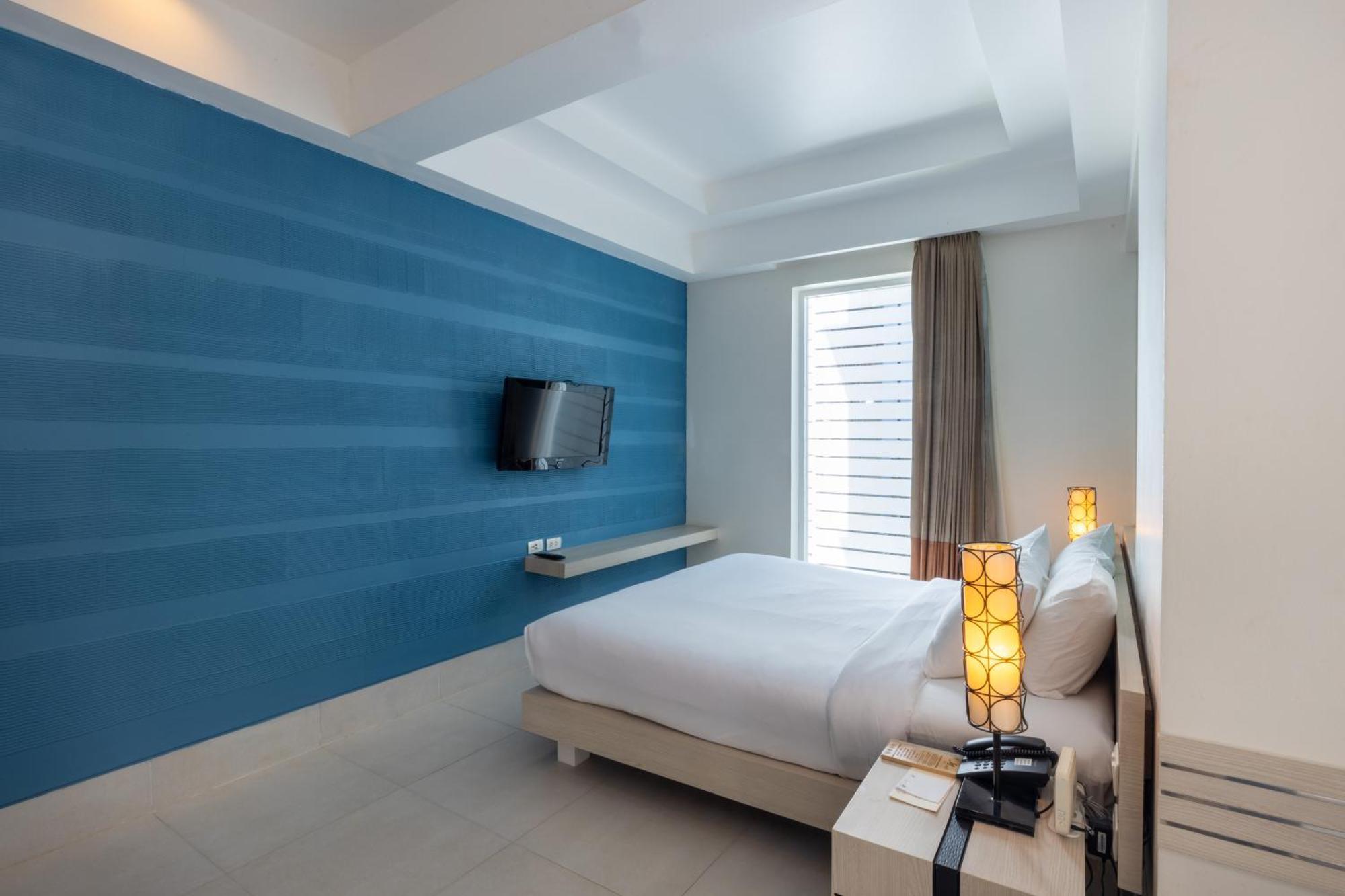Pool Access Mini Suite