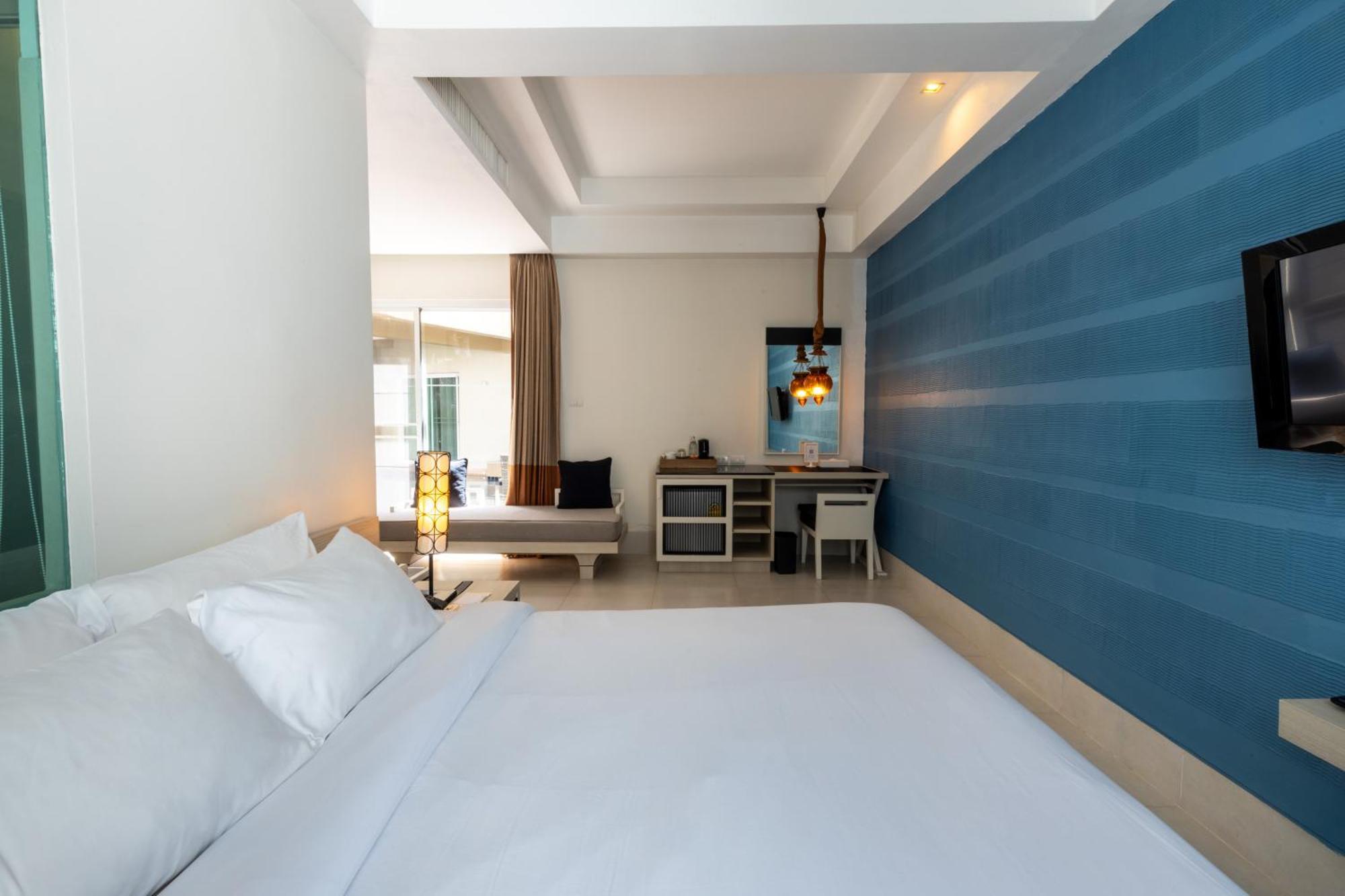 Pool Access Mini Suite