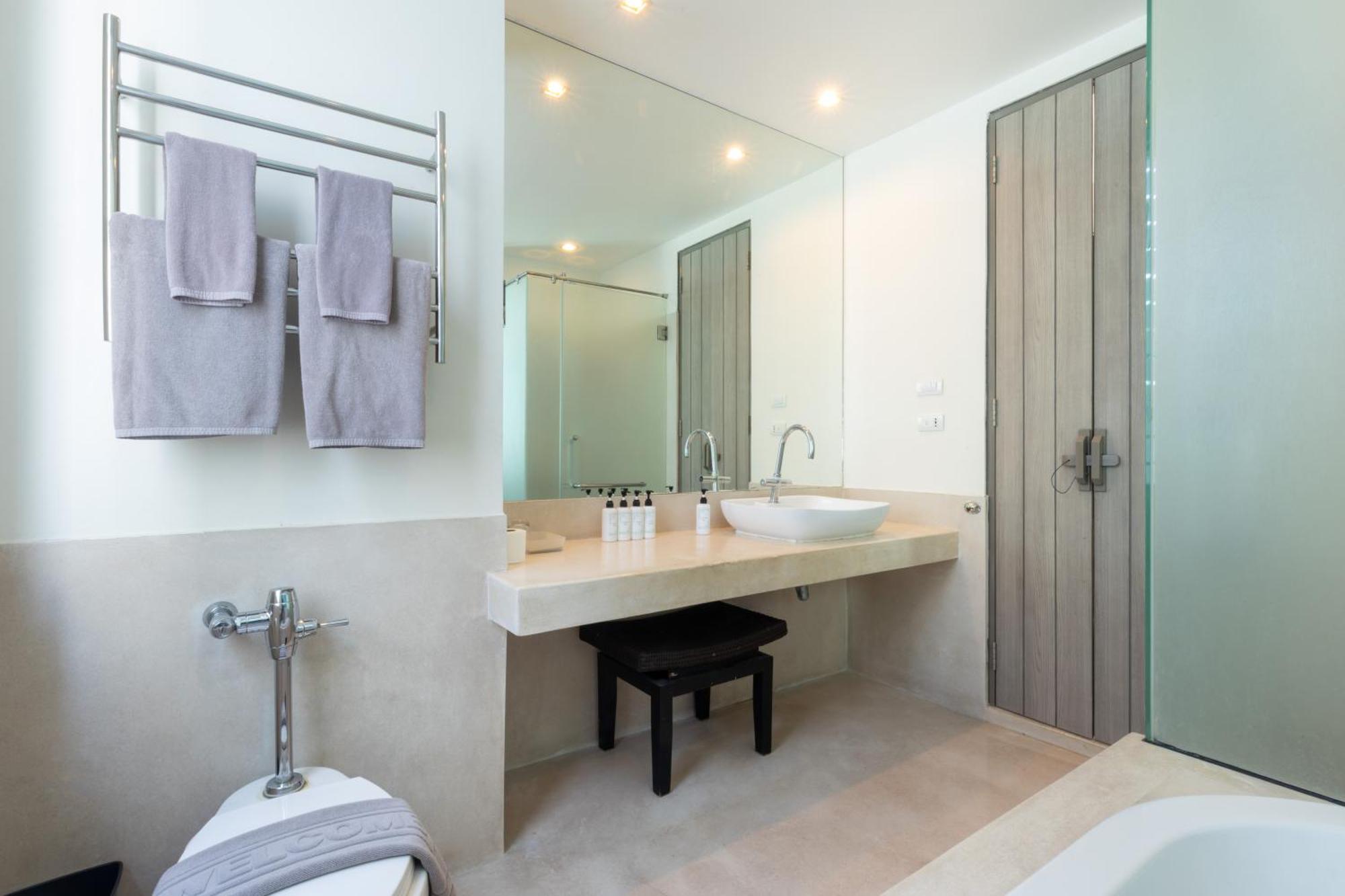 Pool Access Mini Suite