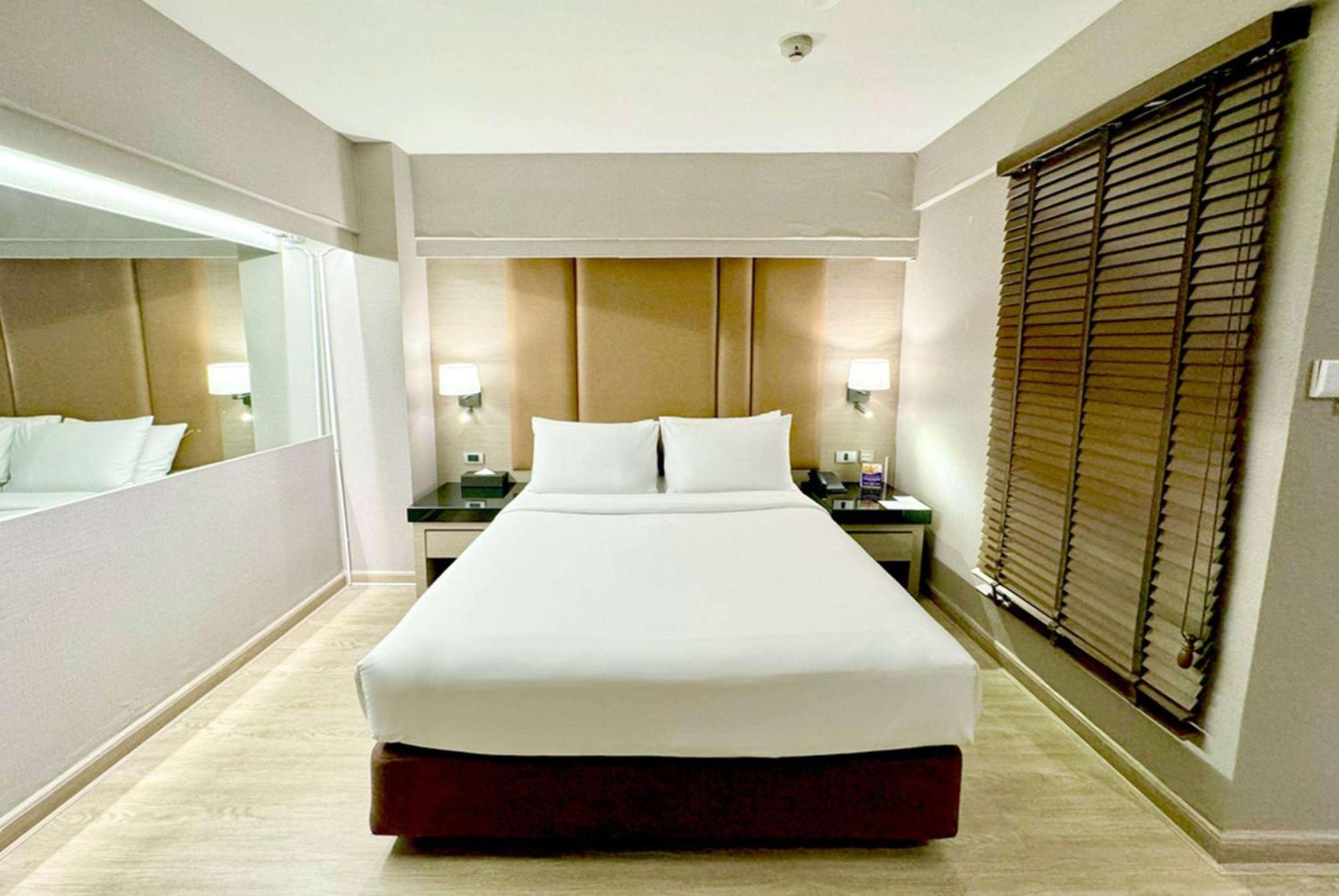 Queen Premier Room with No Window, Non-Smoking