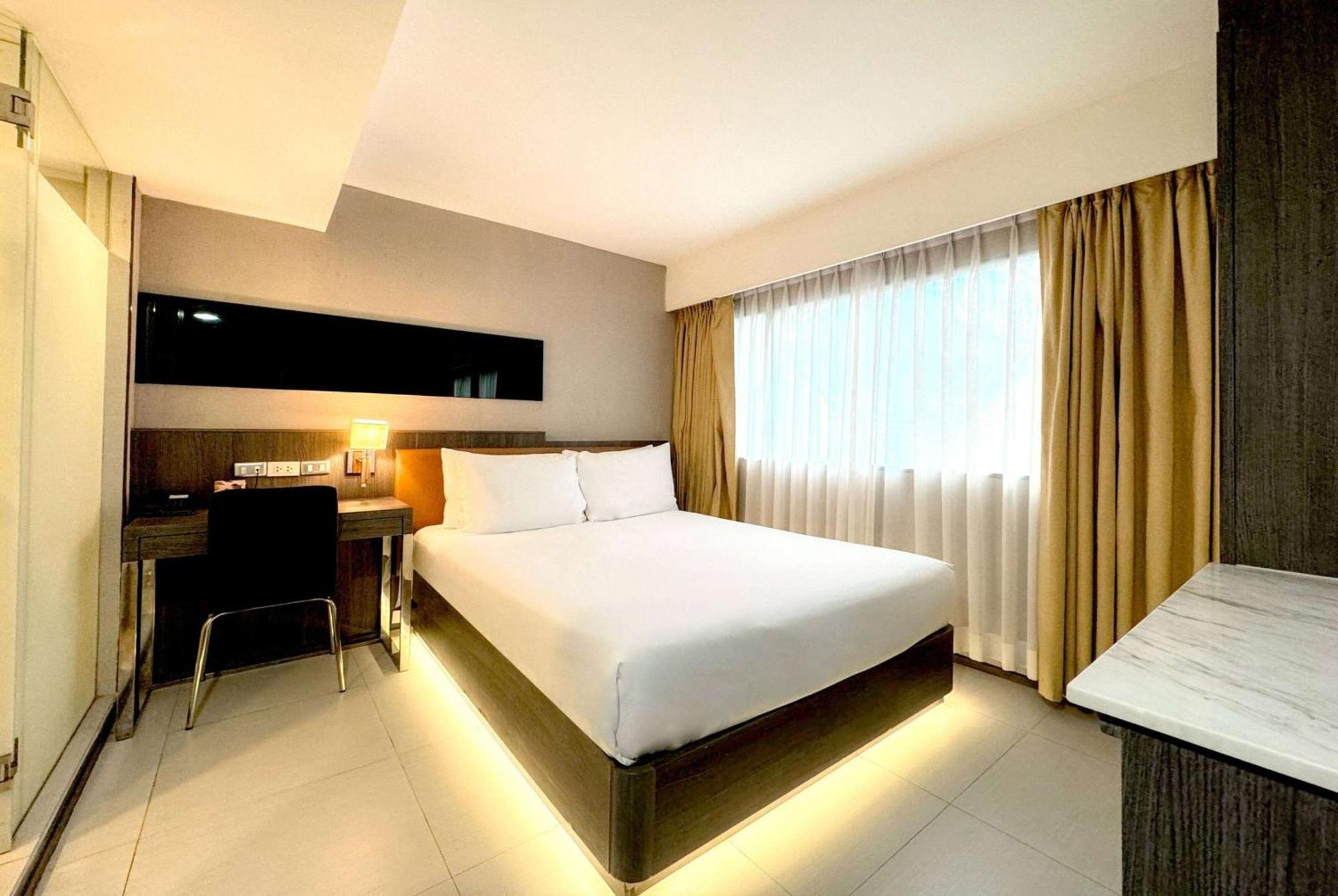 Standard Room One Queen Bed Non-Smoking