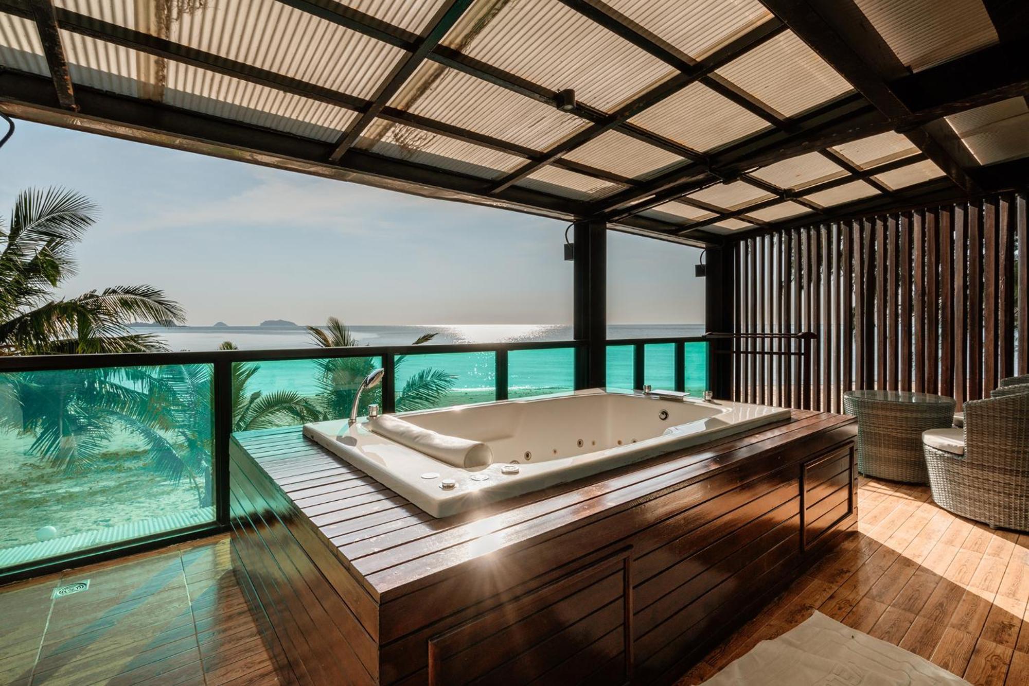 Deluxe Jacuzzi Room Sea View