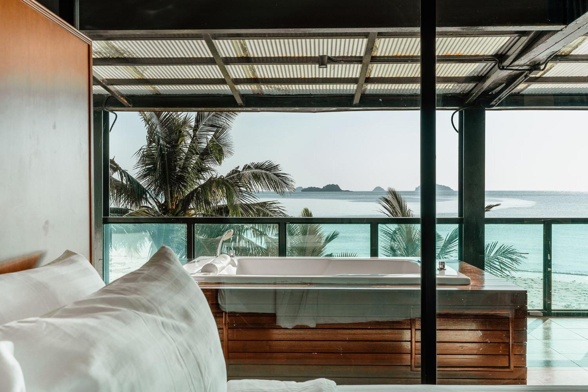 Deluxe Jacuzzi Room Sea View