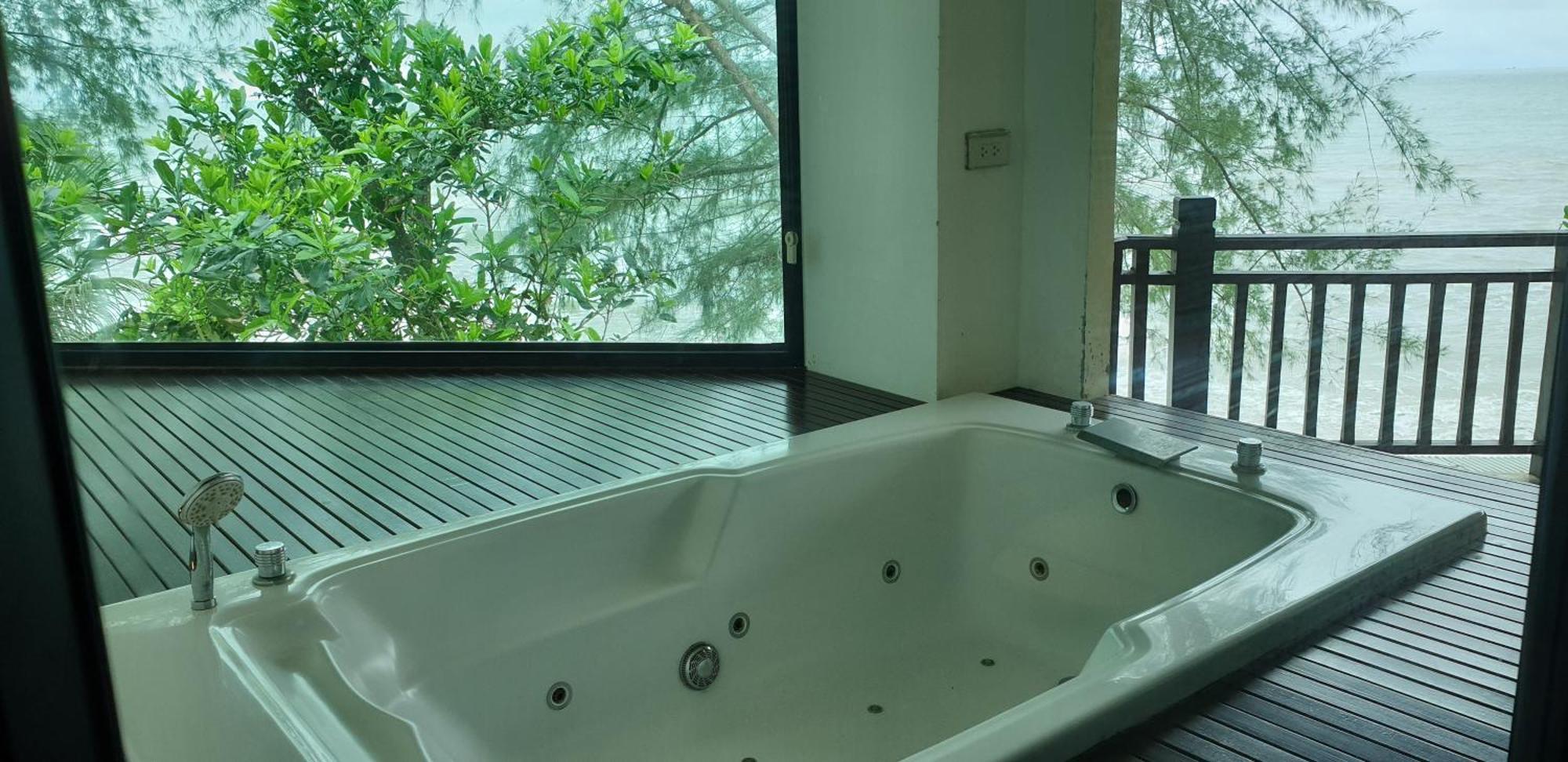 Deluxe Jacuzzi Room Sea View