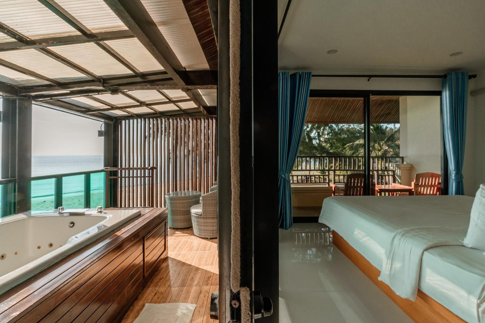 Deluxe Jacuzzi Room Sea View