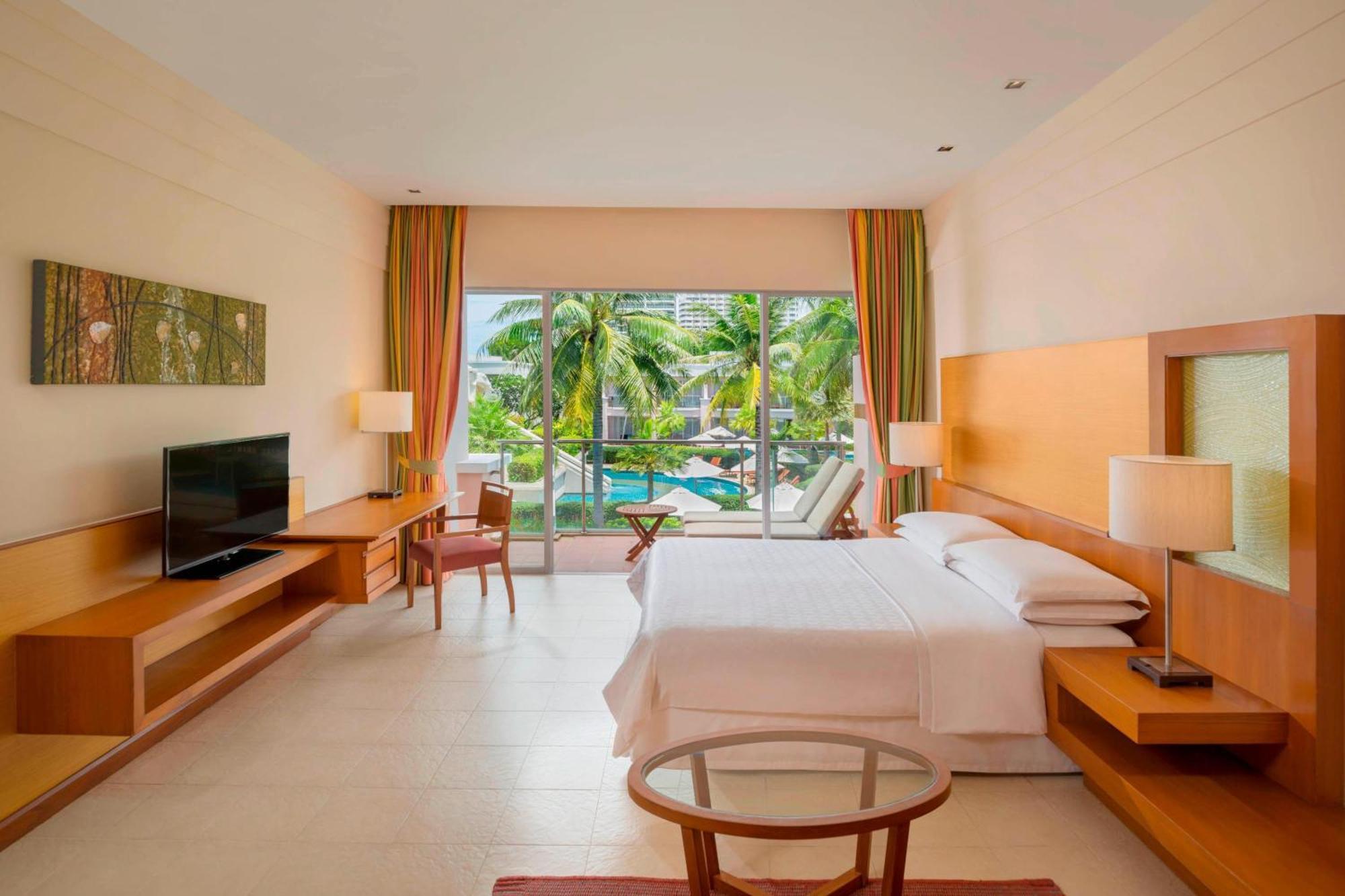 Lagoon View Guest room 1 King Pool view Balcony