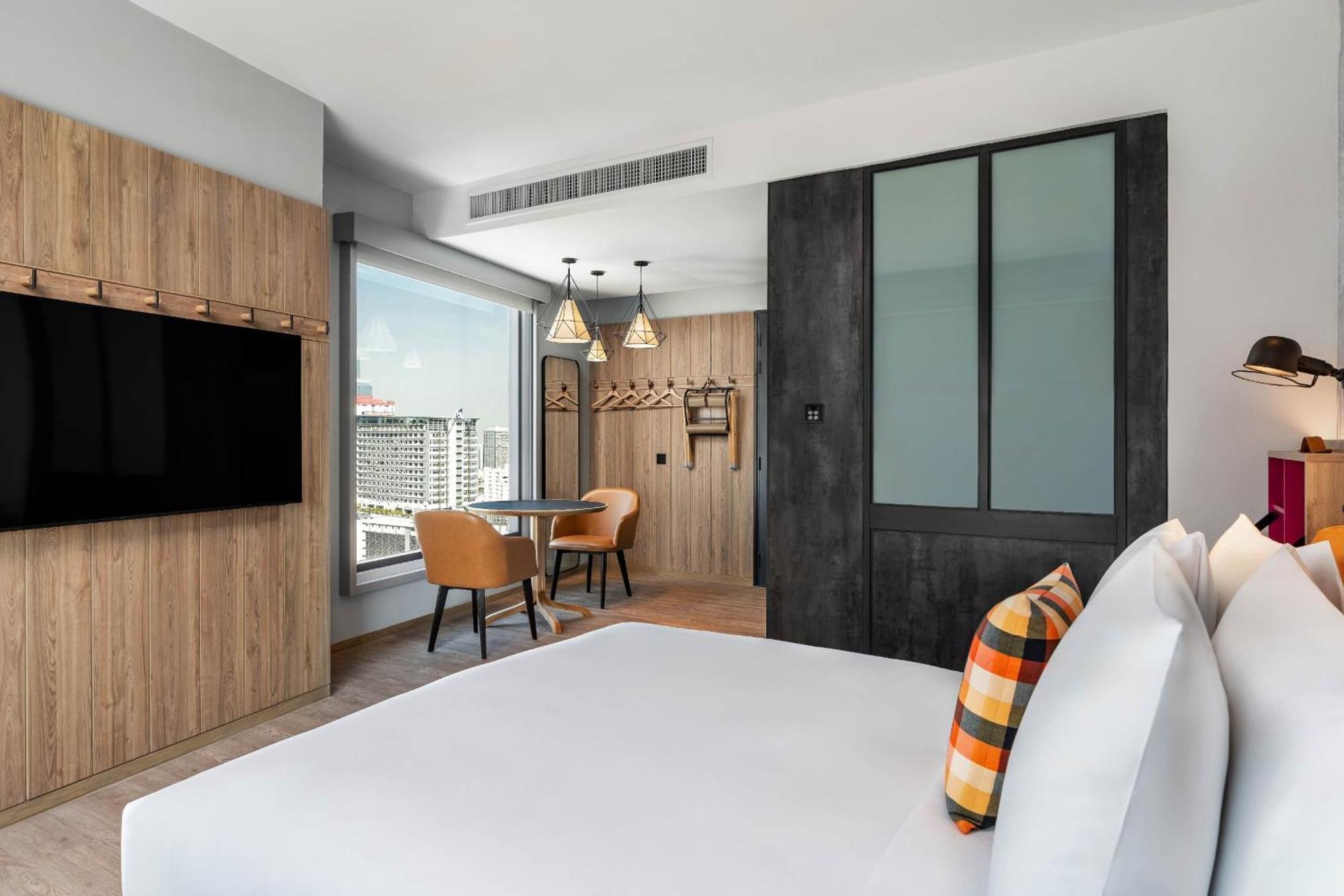 Eckzimmer mit Queensize-Bett und Stadtblick
