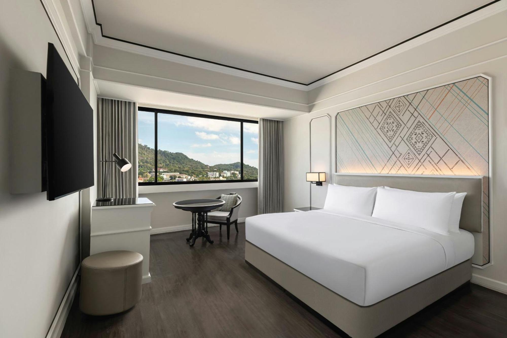 Deluxe King Room City View