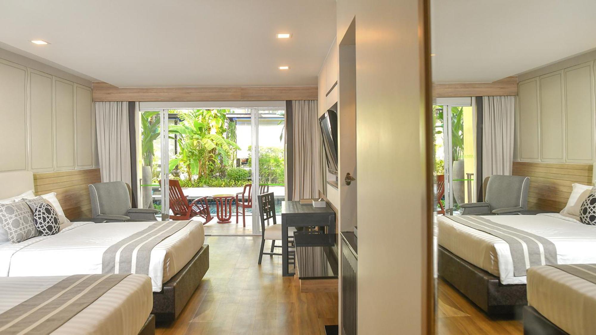 Deluxe Room Pool Access