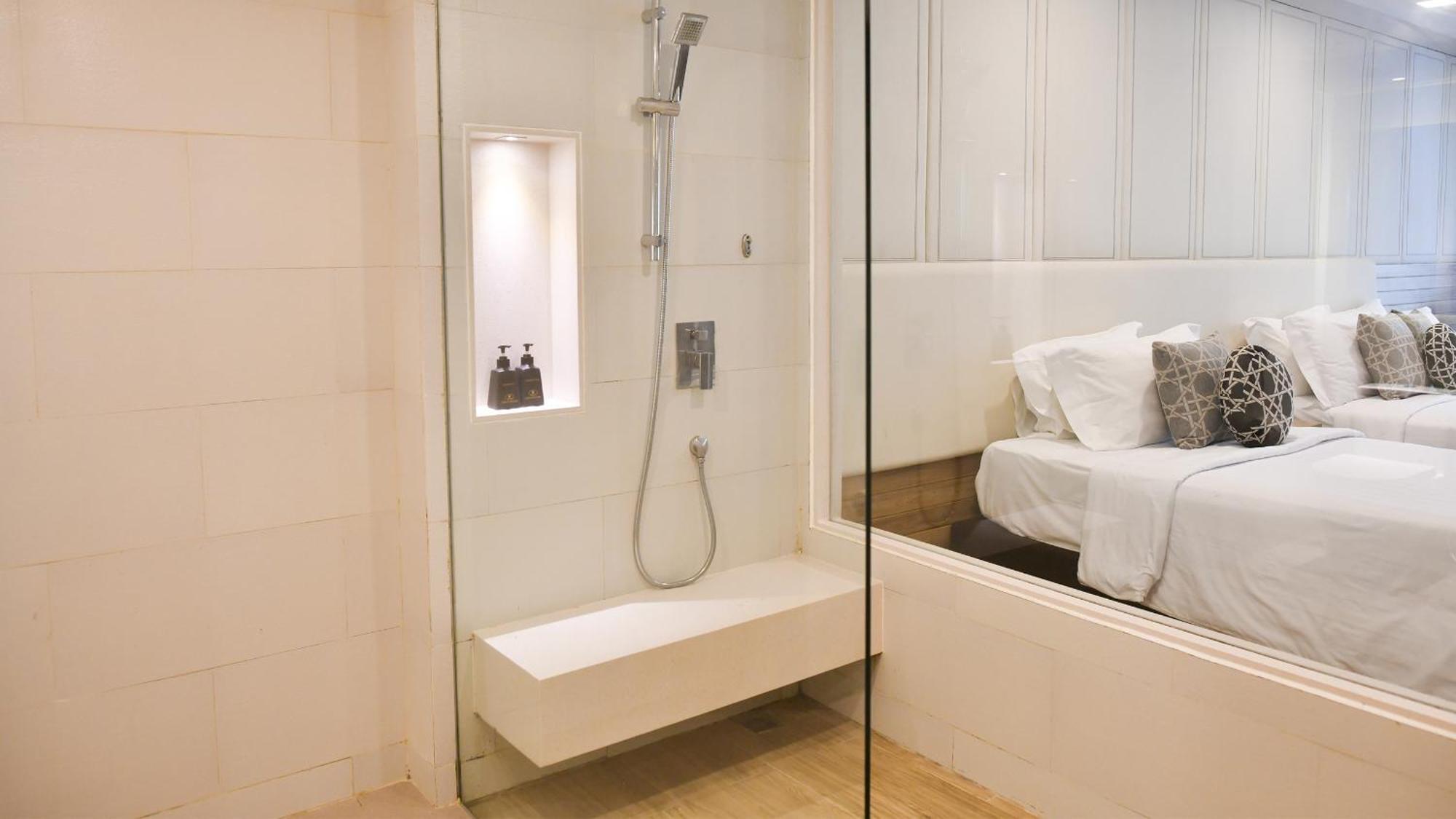 Deluxe Room Pool Access