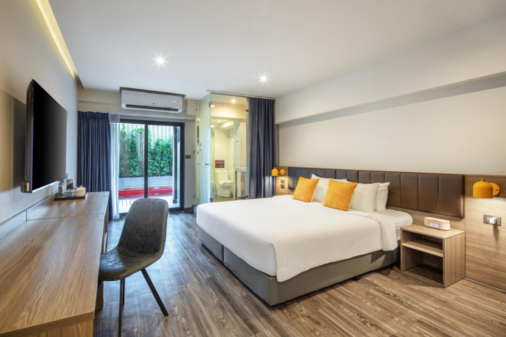 Deluxe King Room with Shower - Poolside/Non-Smoking