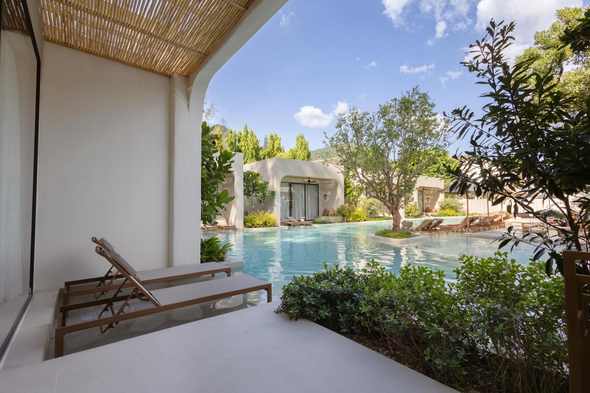 Oasis Suite Pool Access