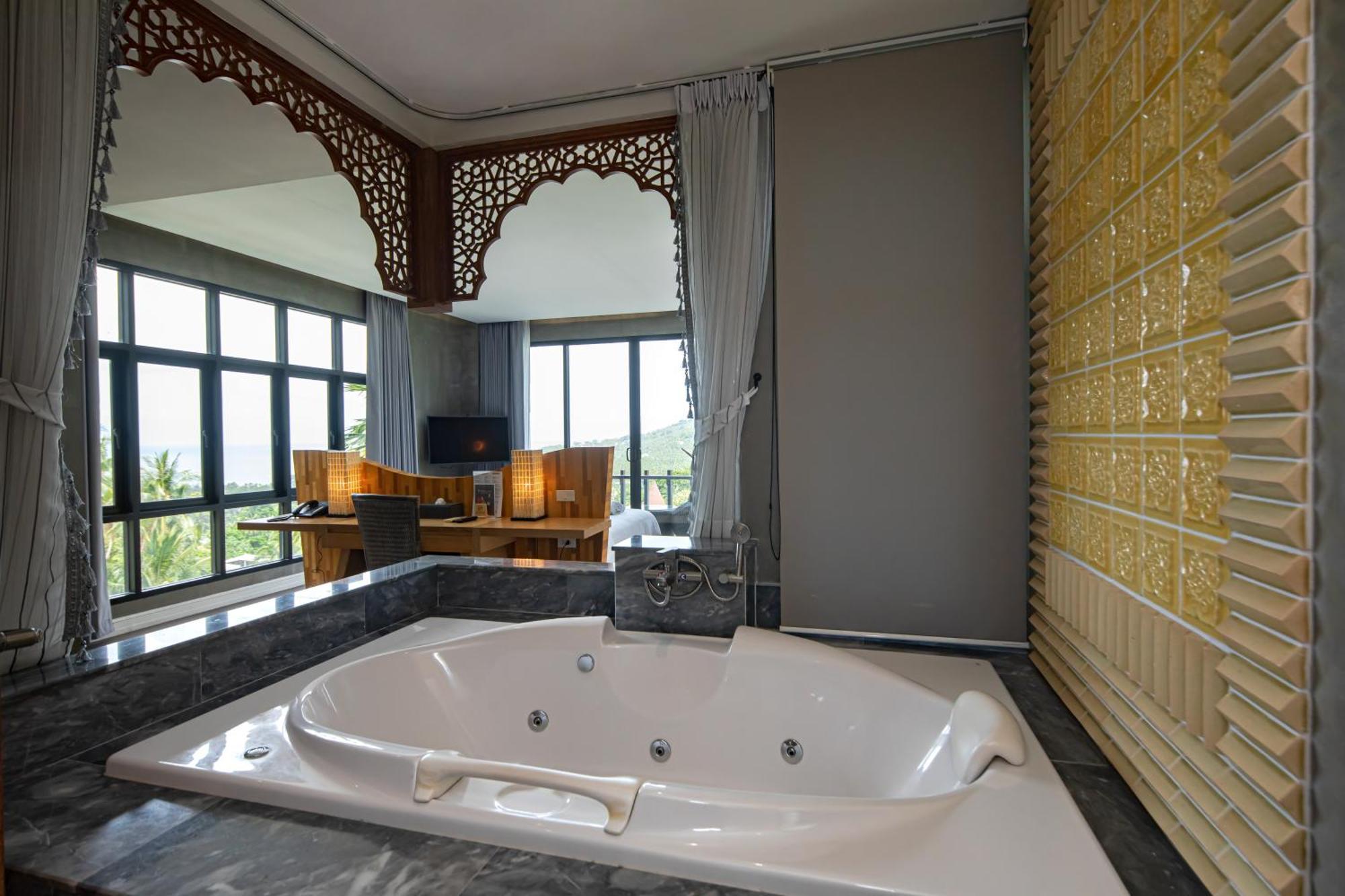 Honeymoon Suite Bath Tub