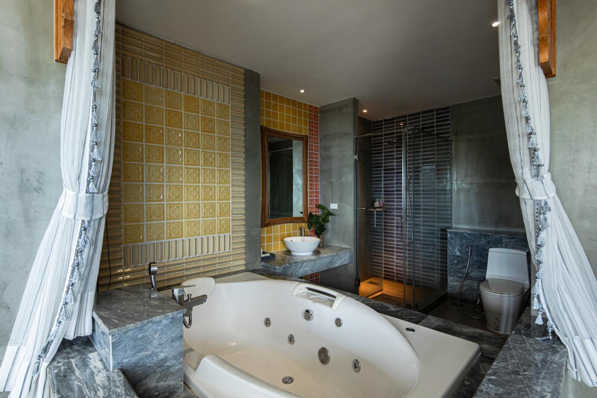 Honeymoon Suite Bath Tub
